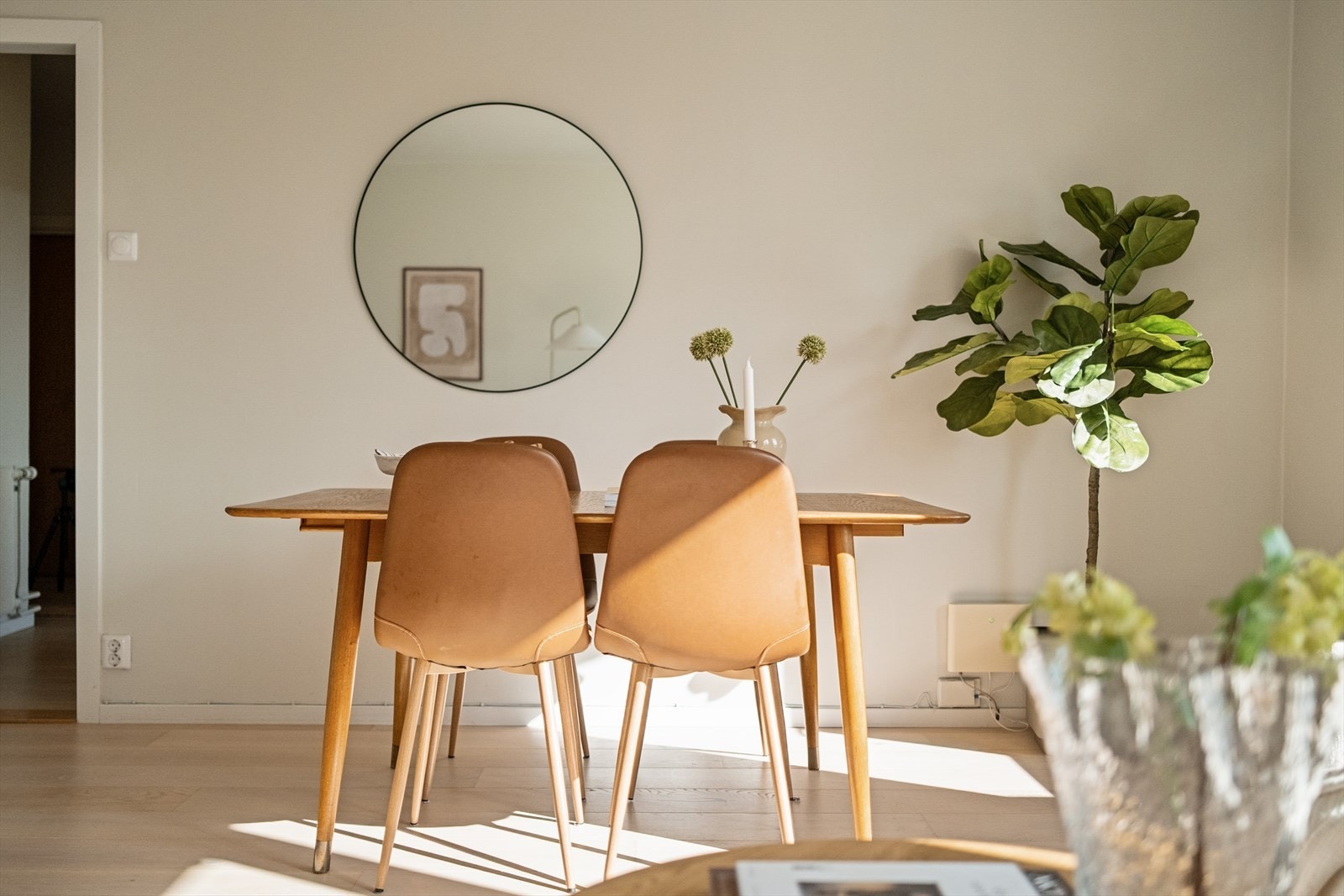 Stuen har også god plass til spisebord, perfekt for hyggelige måltider og sosiale sammenkomster Galleribilde