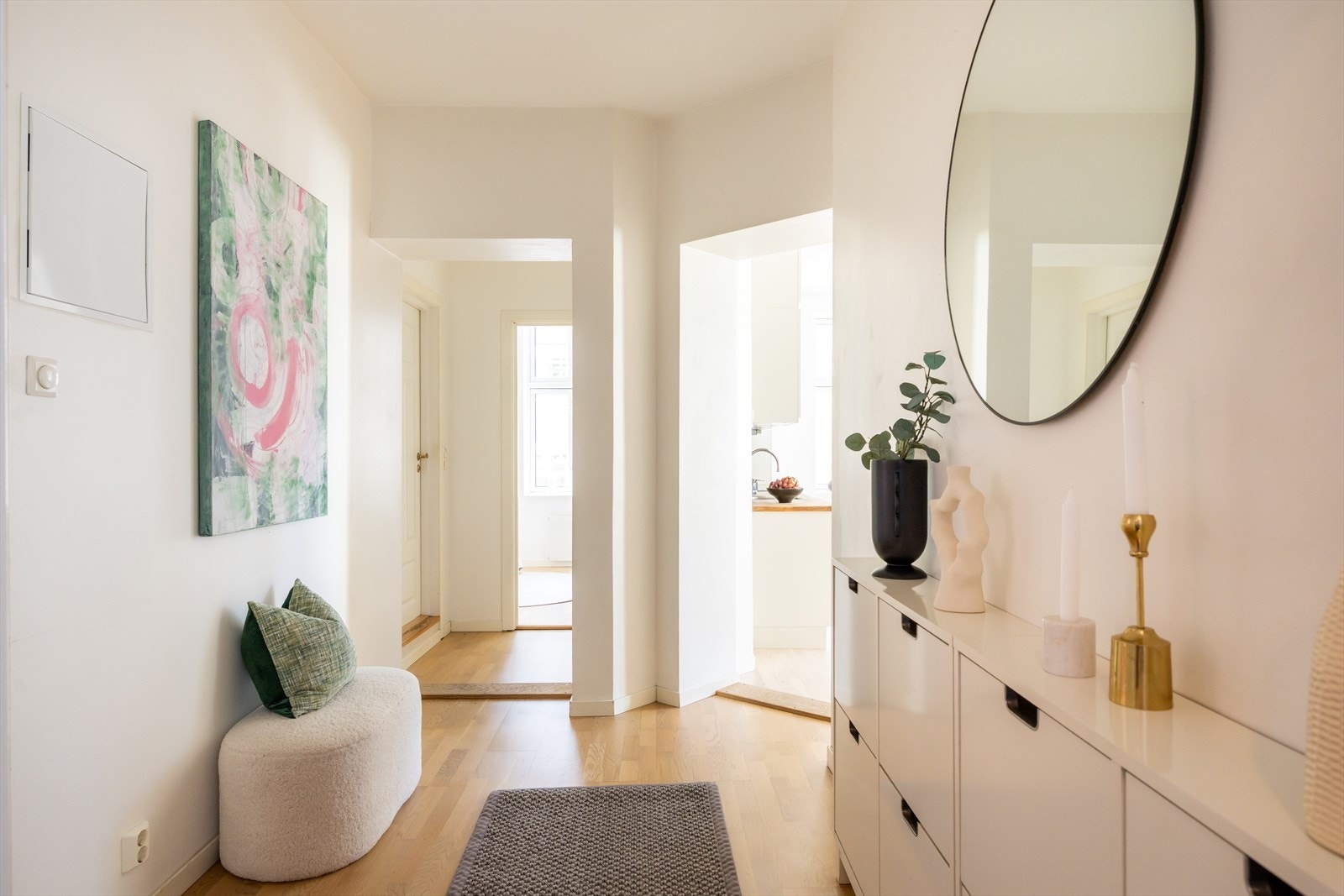 Gangen skiller de andre rommene fra hverandre - soverommene ligger i hver sin ende av leiligheten Galleribilde