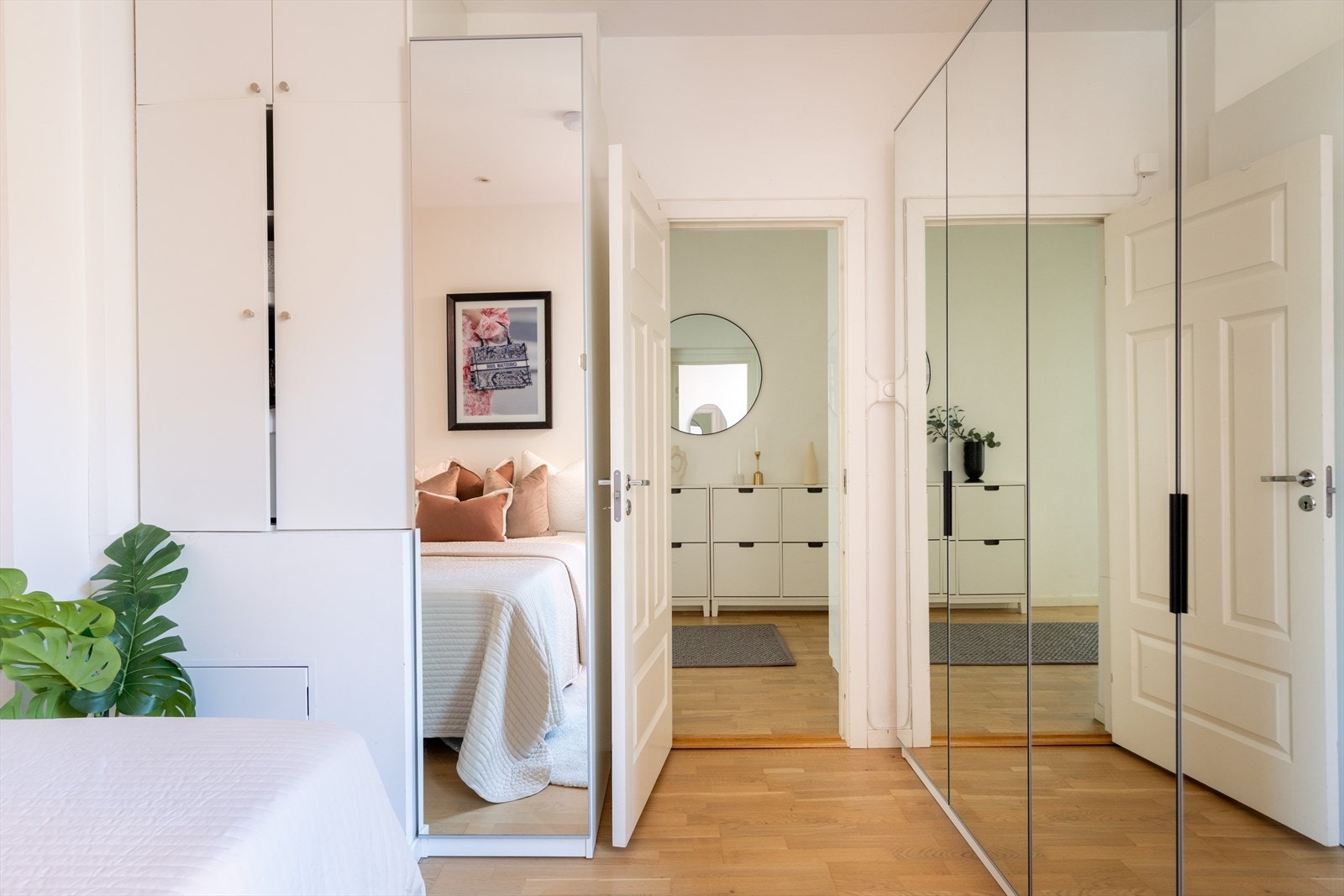 Det er en stor garderobe på rommet med speilfronter Galleribilde
