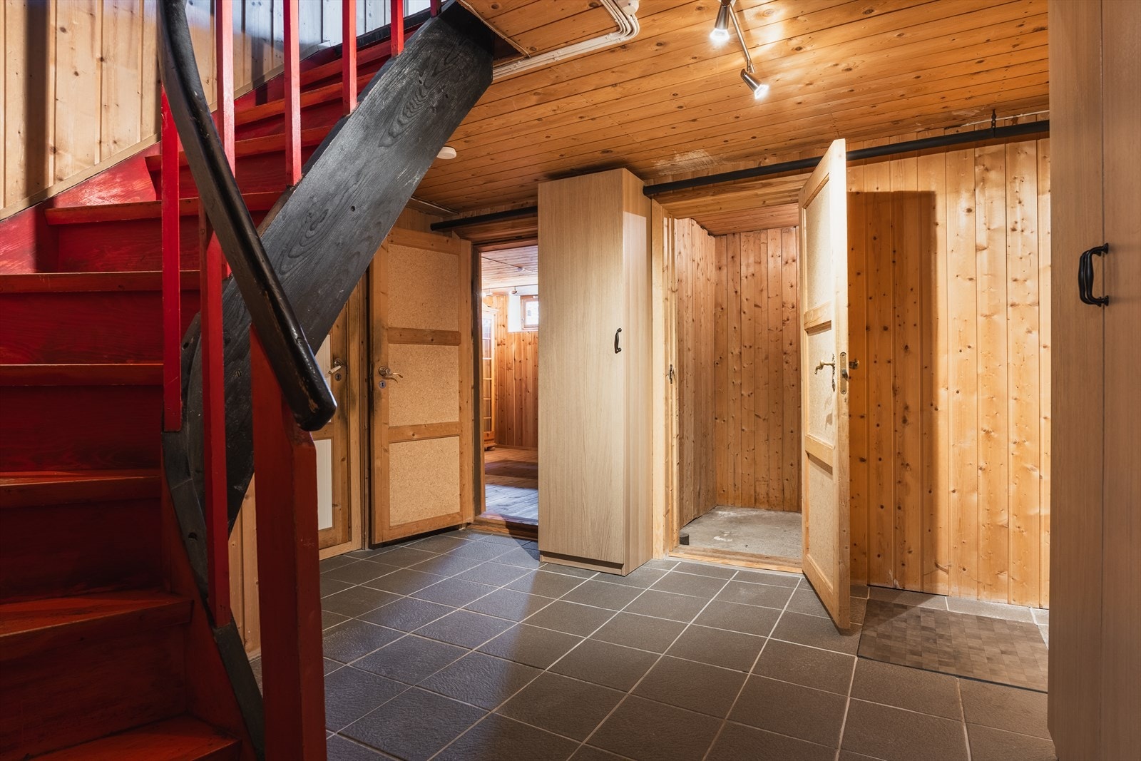 Her kommer du ned til en stor kjeller bestående av trapperom, kjellerstue, bad og 3 boder. Galleribilde
