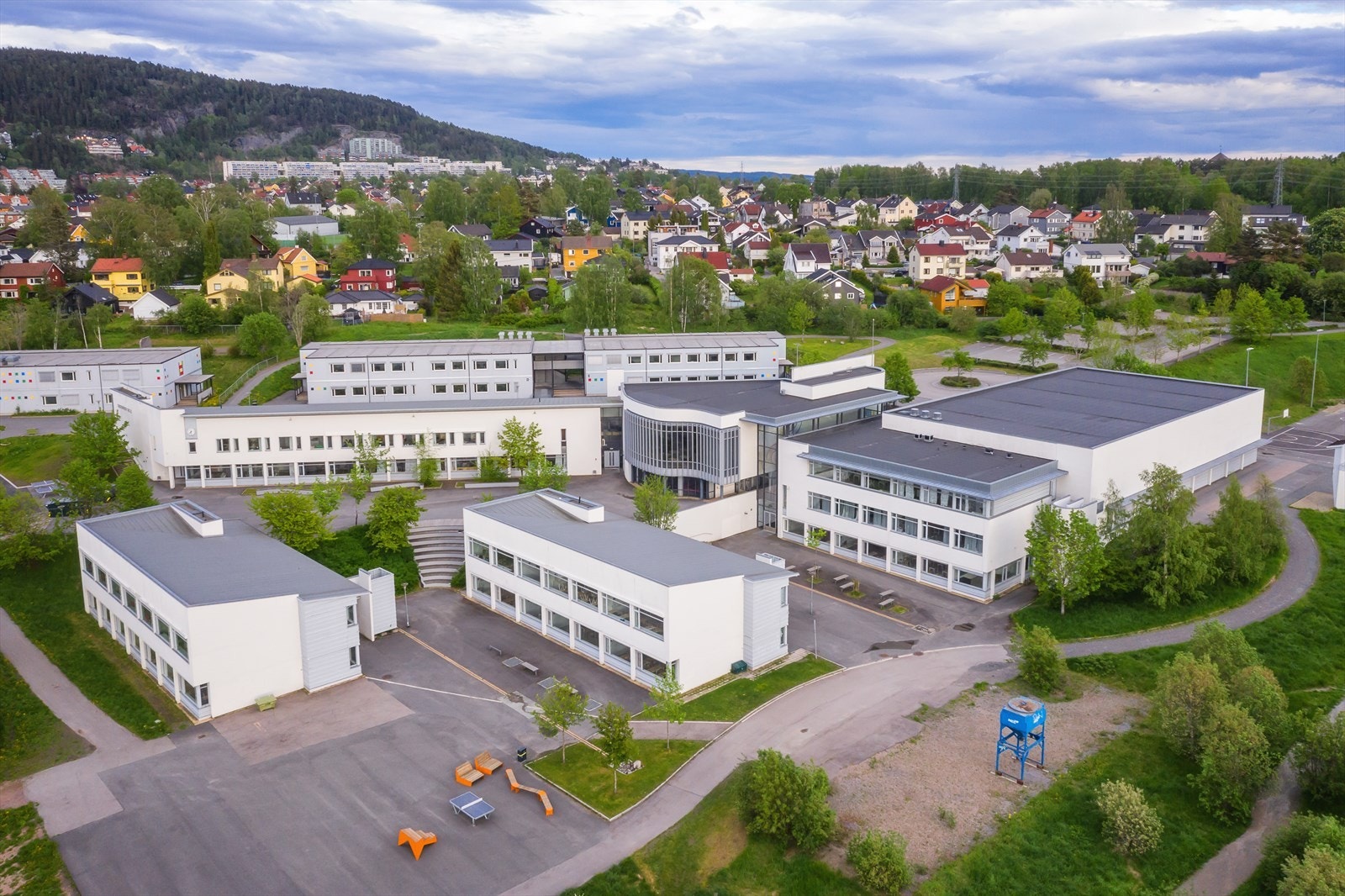 For elever i ungdomstrinnene er det kort vei til Engebråten ungdomsskole. Galleribilde
