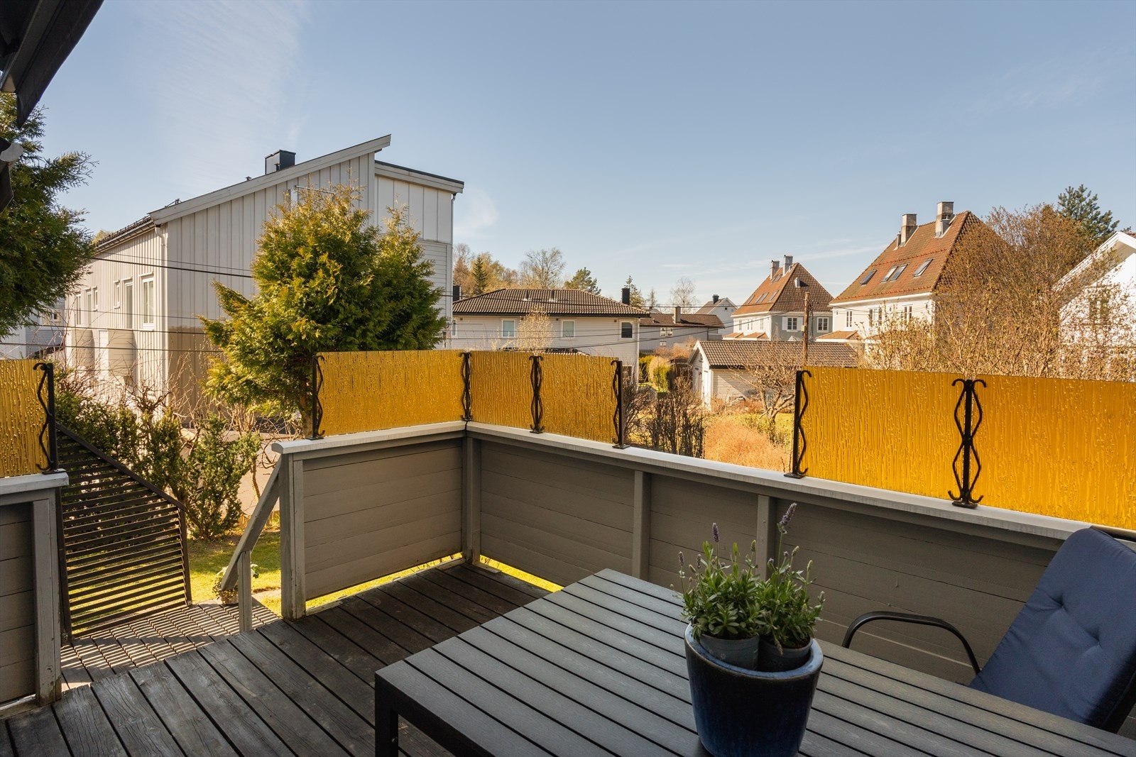 Vestvendt terrasse på 16 kvm med gode solforhold fra ettermiddag til kveld. Galleribilde
