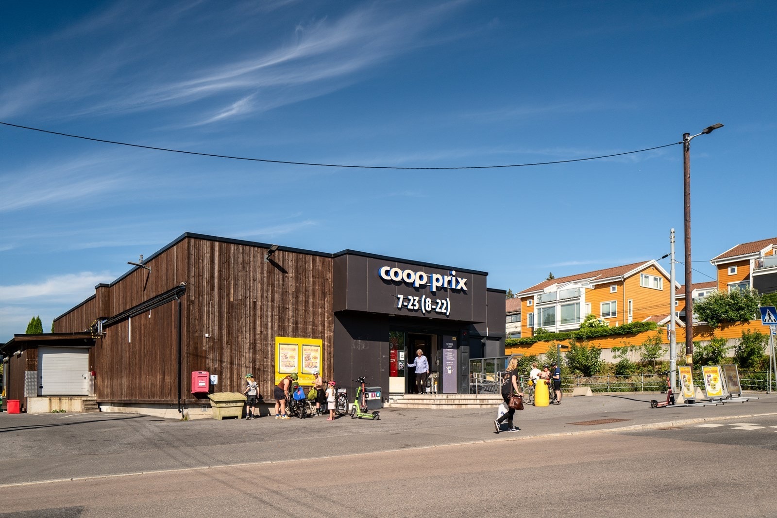 Dagligvarehandelen kan gjøres ved bl.a. Spar med ferskvaredisk, Coop Prix og Rema. Kjelsås postkontor er samlokalisert med Coop Prix. Galleribilde