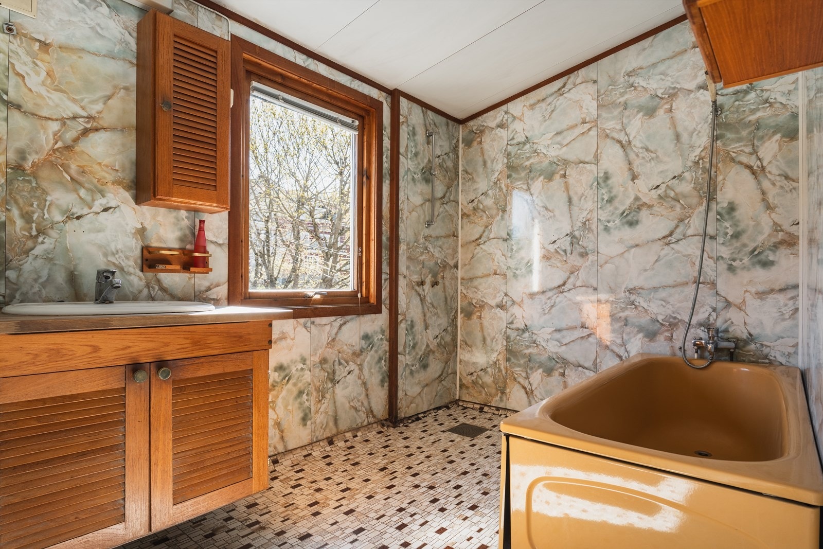 På badet er det flis på gulv og våtromsplater på vegger, plater i himling. Galleribilde