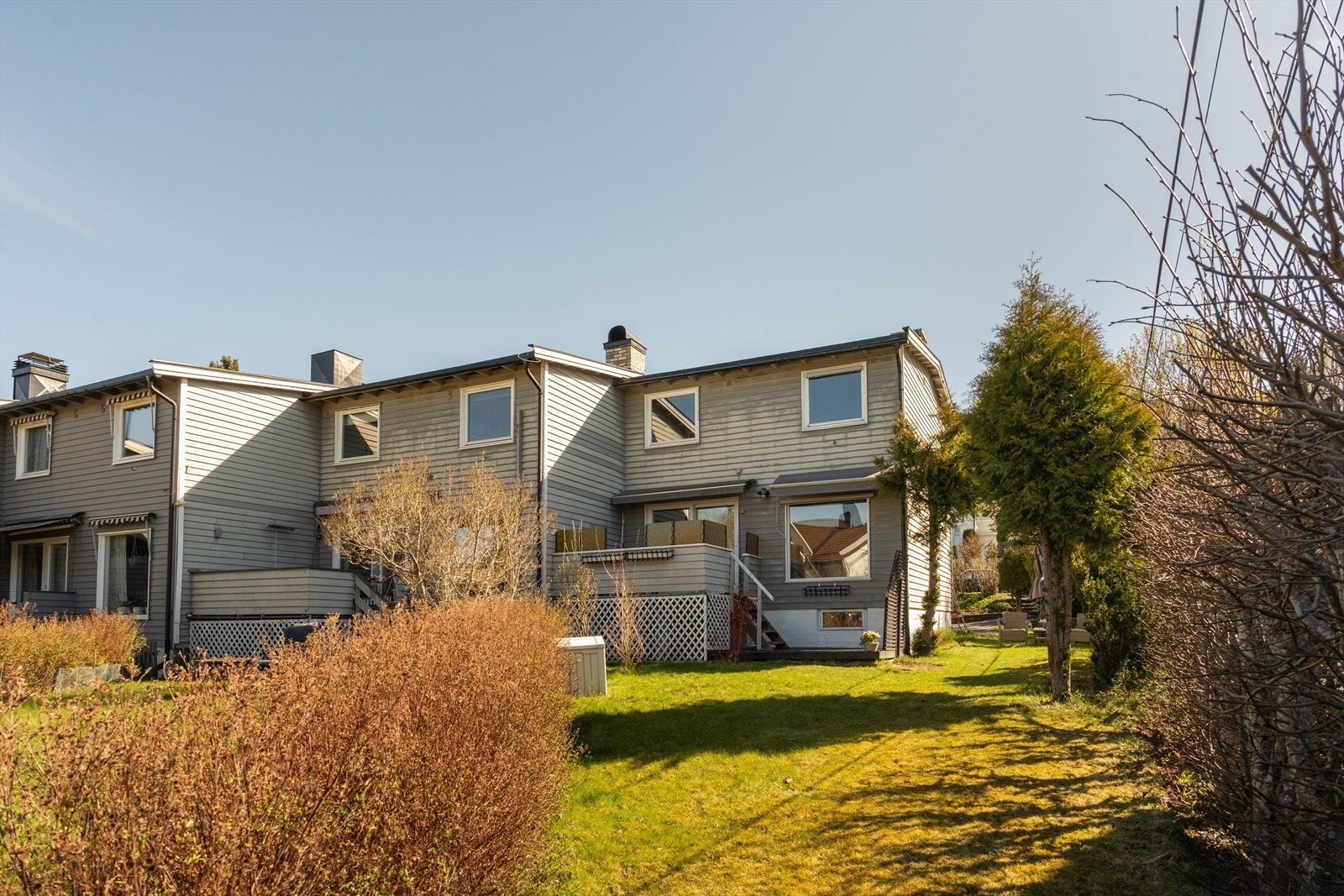 Da boligen ligger i enden av rekken har man tilgang til hagen fra alle kanter av huset Galleribilde