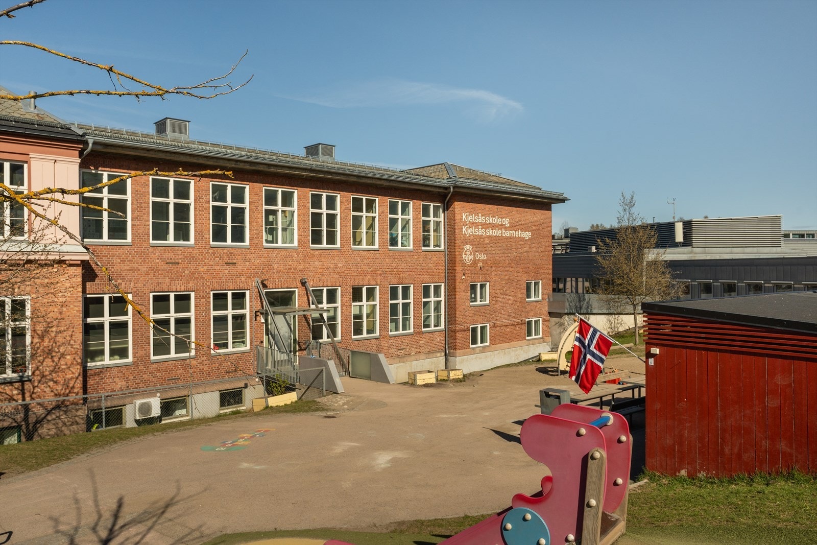 Eiendommen har gangavstand til Kjelsås barneskole med AKS. Galleribilde