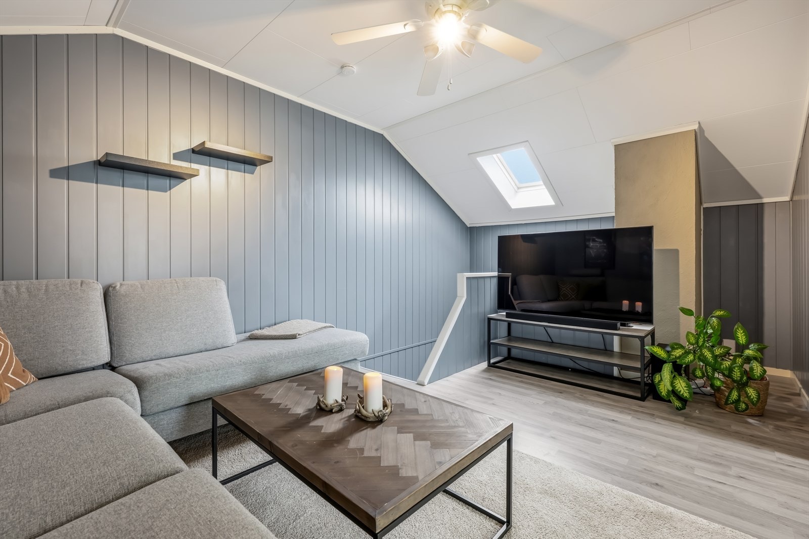 Takvinduet gir godt med naturlig lys til loftstuen. Galleribilde