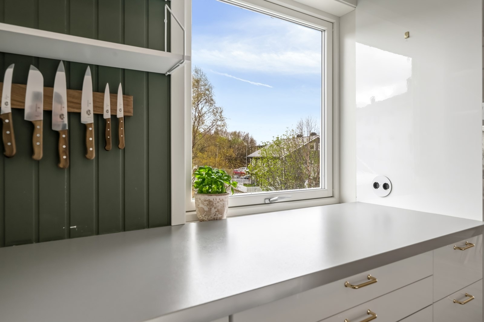 Praktisk arbeidsbenk med vindu som gir godt med lysinnslipp. Galleribilde