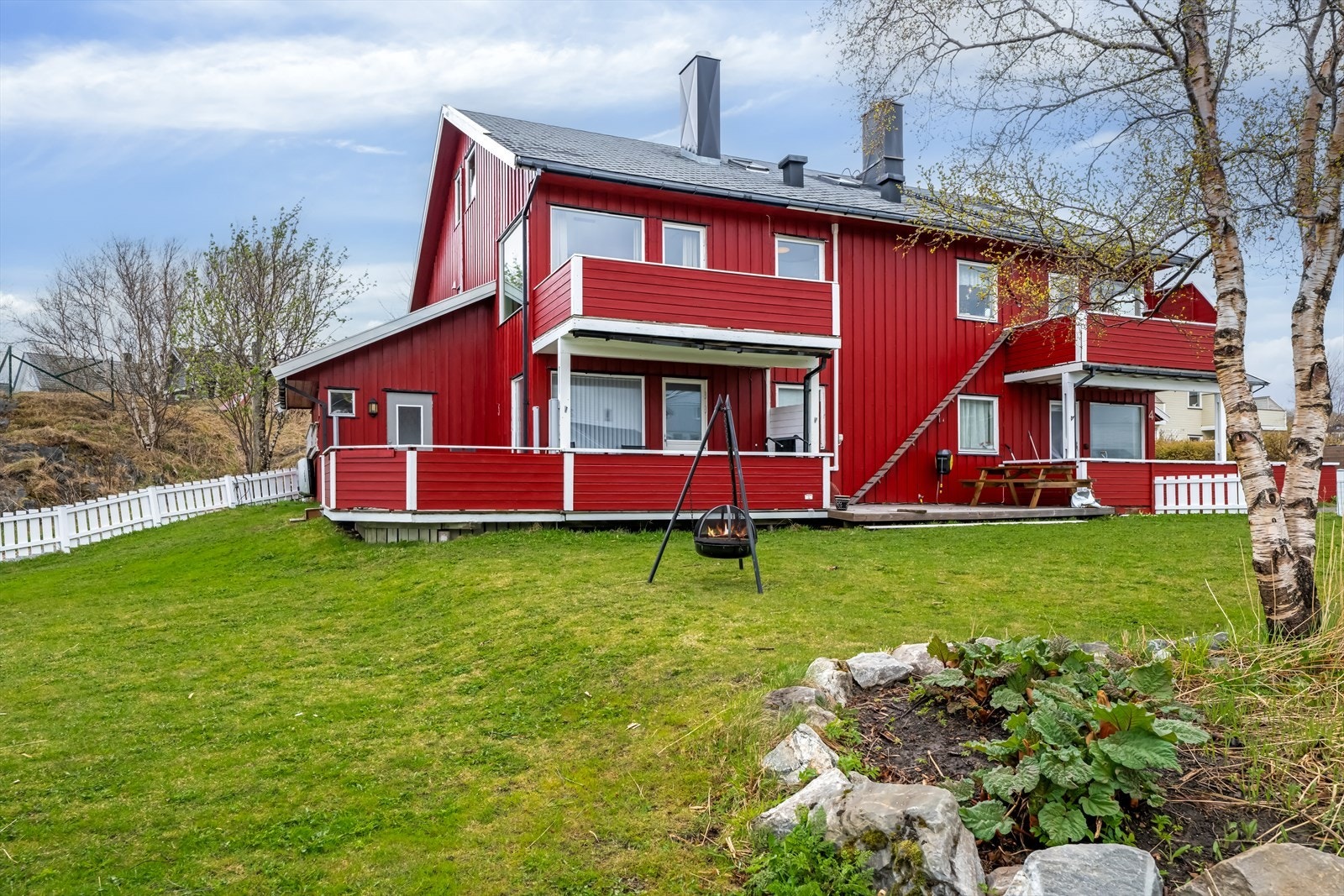 Felles eiet tomt av sameiet. Pent opparbeidet med stort, inngjerdet grøntområde foran boligen. Gruset adkomst, samt gruset parkeringsareal på siden av bygget. Galleribilde