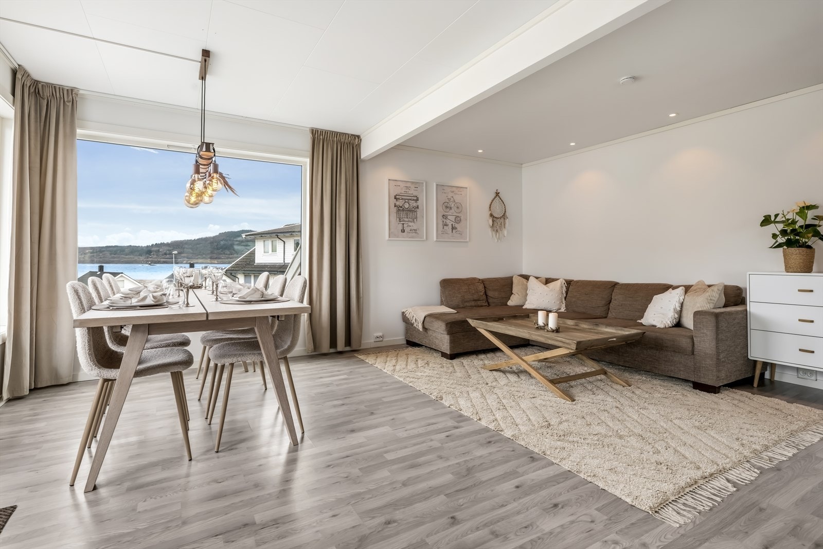 Stuen er lys og romslig, med god plass til både sofagruppe og spisebord. Varmepumpe sørger for effektiv oppvarming. Galleribilde