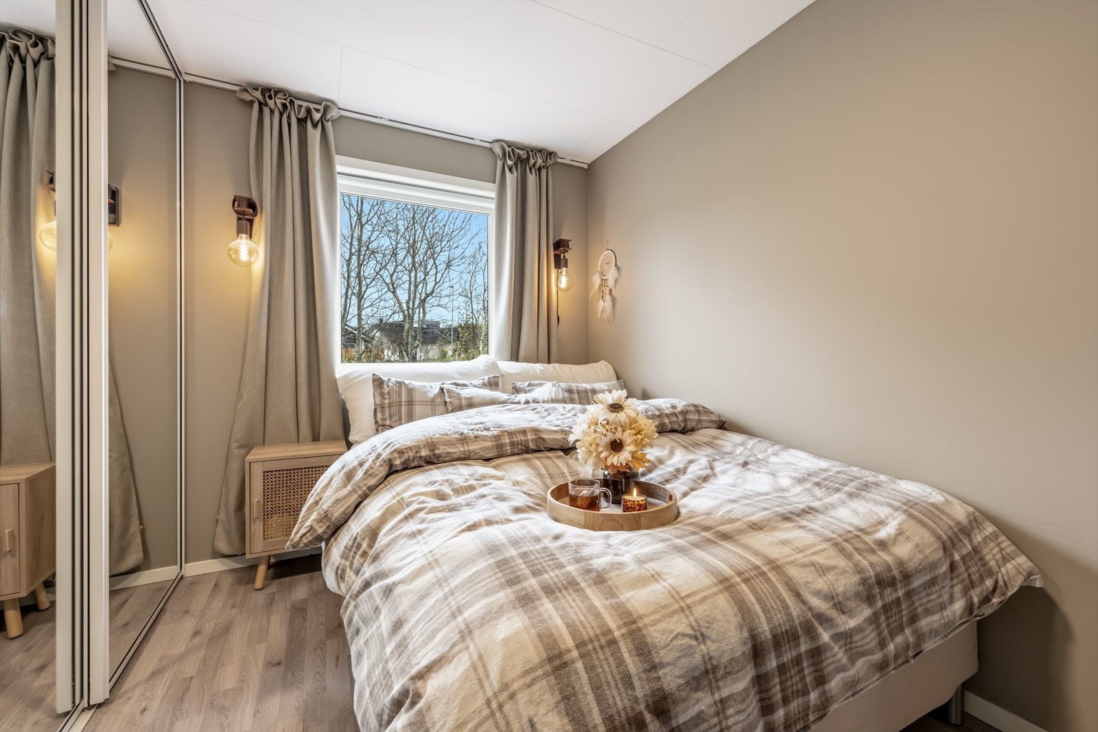 Etasjen har 2 soverom av god størrelse. Her ser vi hovedsoverommet med god plass til dobbeltseng og garderobeløsning. Galleribilde