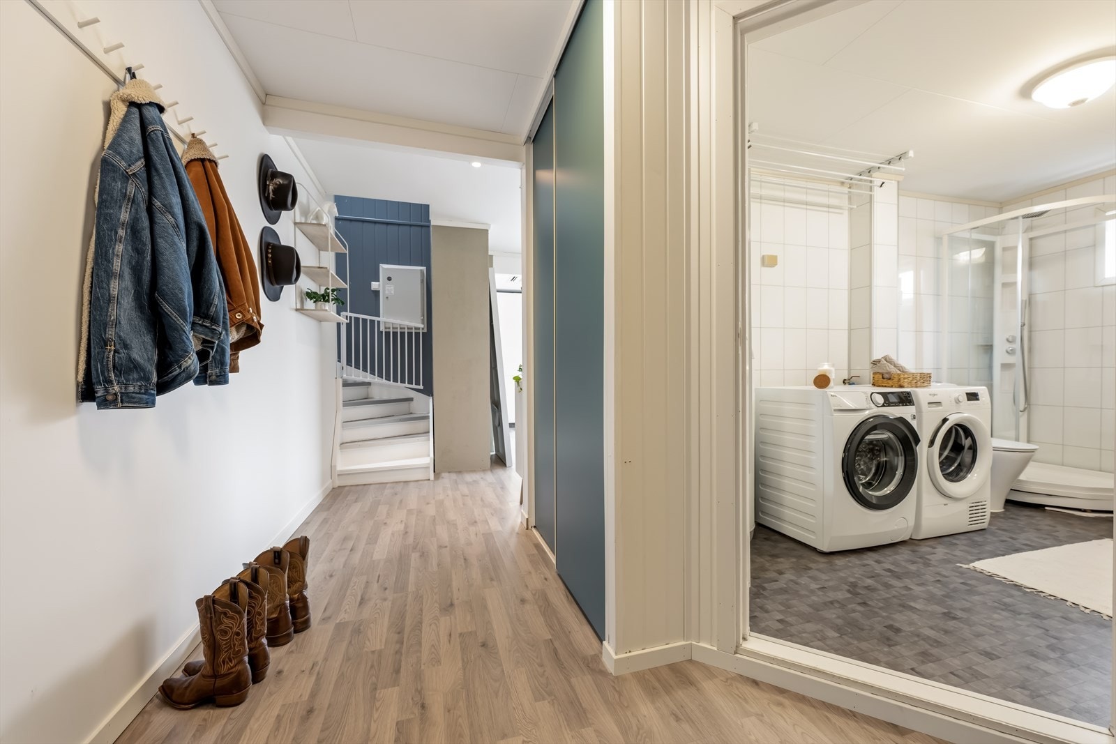 Entréen gir et godt førsteinntrykk og har trapp opp til loftsetasjen. Gjennomgående laminatgulv i etasjen. Galleribilde