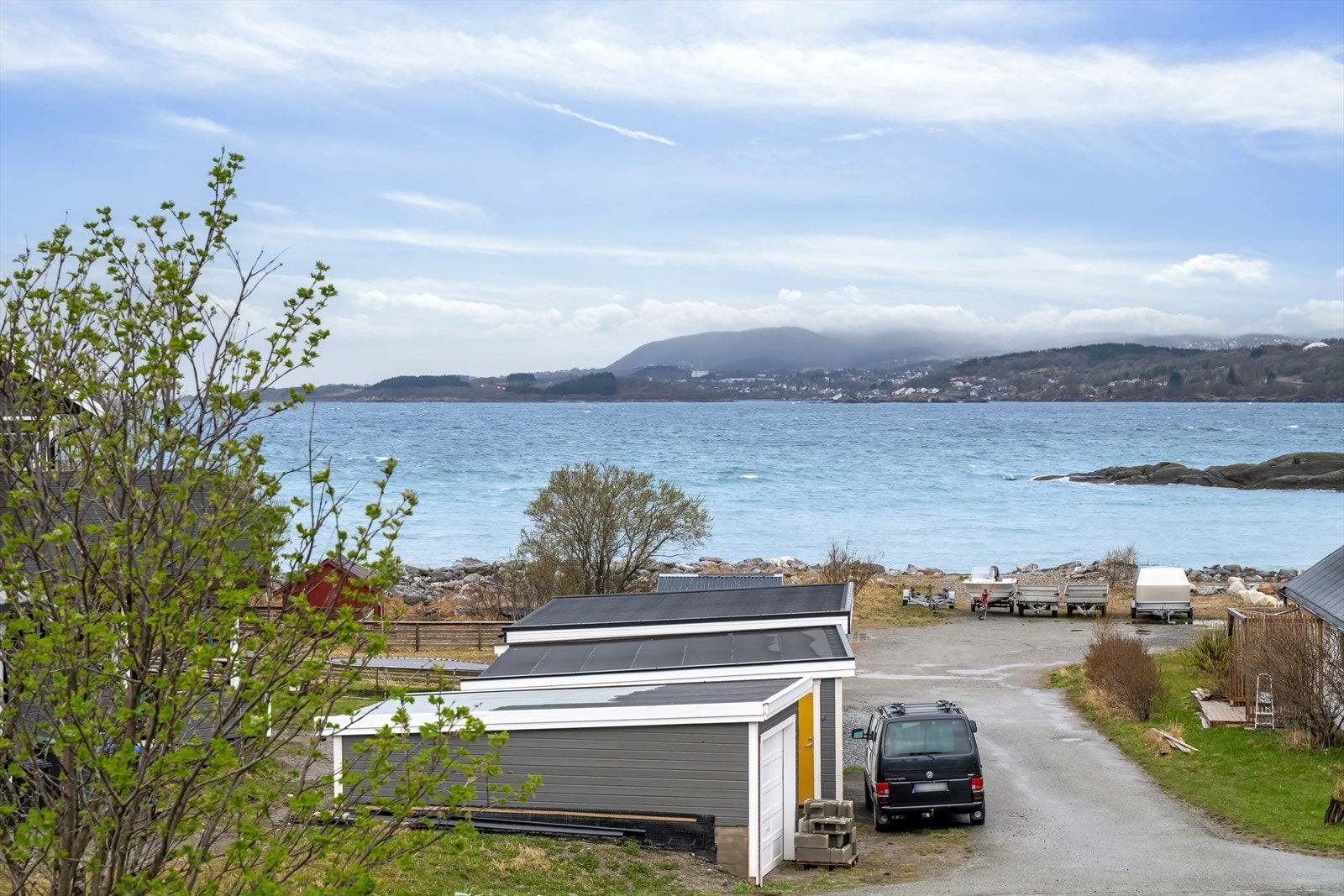 Med umiddelbar nærhet til sjøen og flotte turmuligheter, ligger alt til rette for et aktivt friluftsliv. Galleribilde