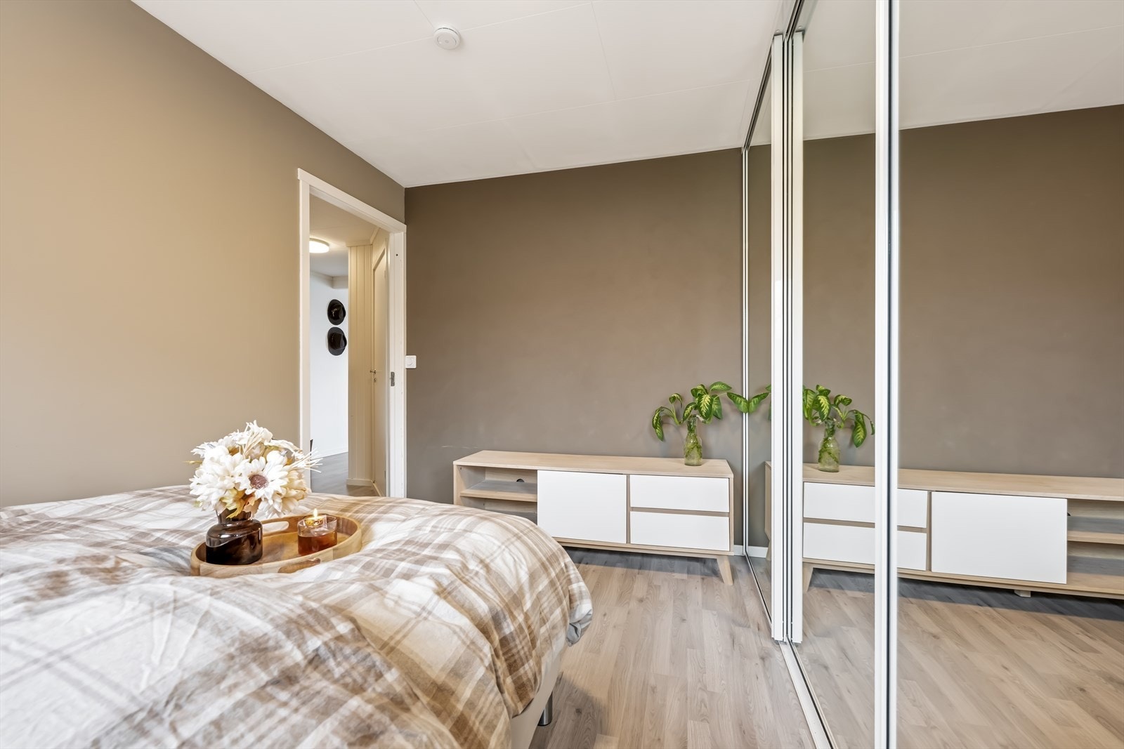 Skyvedørsgarderobe med speilfronter gir rikelig med oppbevaringsplass. Galleribilde