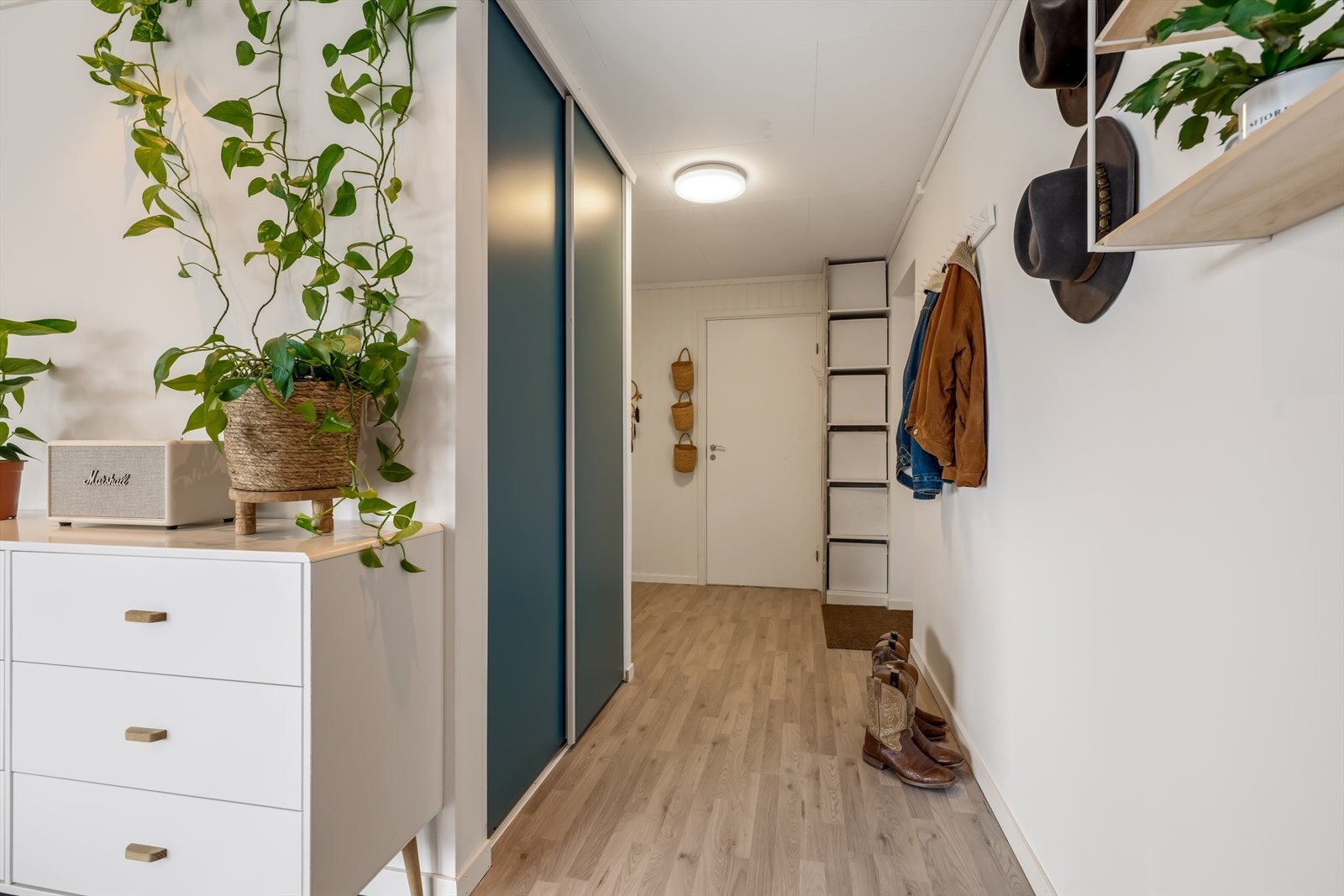 God plass til oppbevaring av yttertøy og sko. Galleribilde