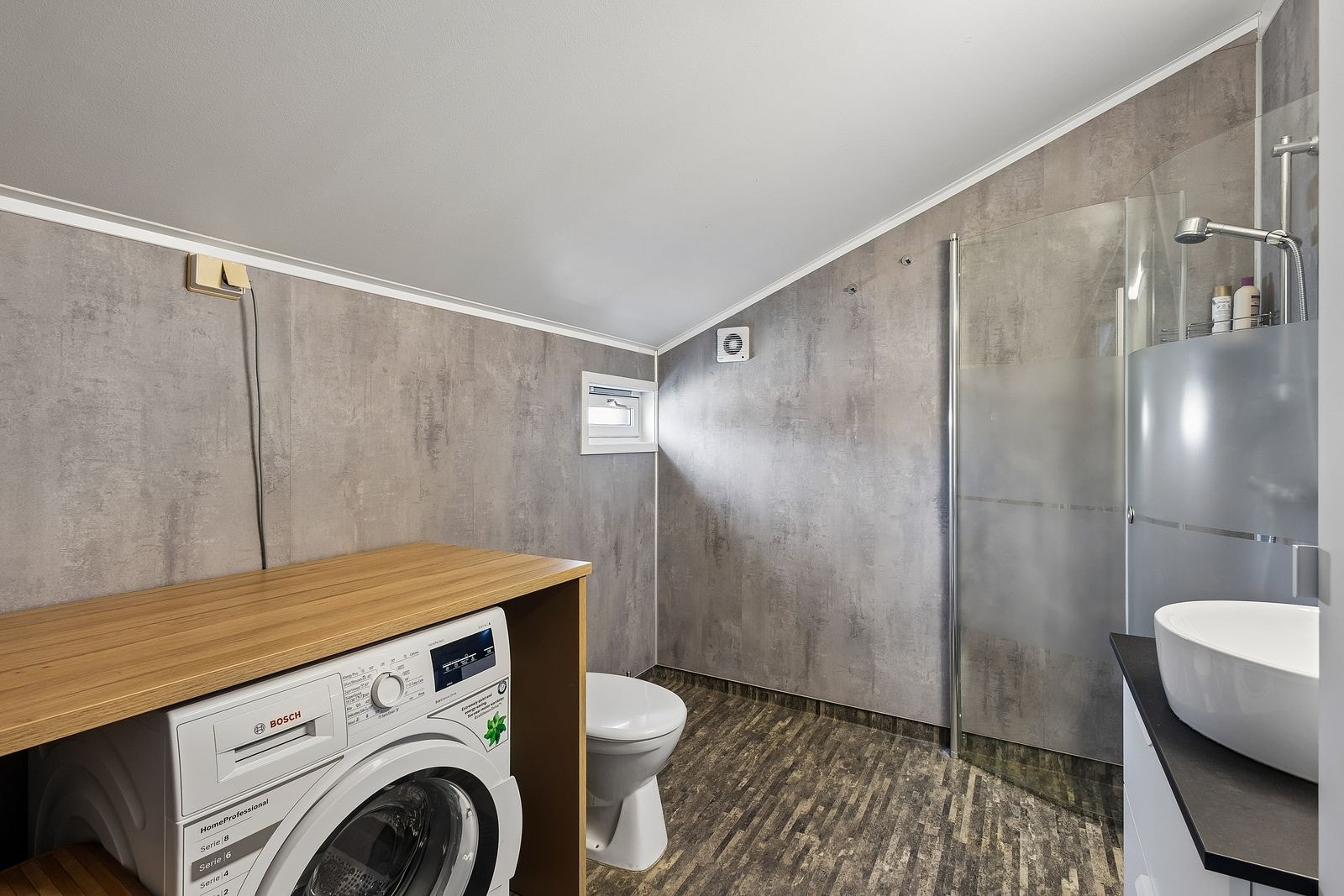 Oppusset bad med dusj, servant, WC og opplegg til vaskemaskin. Galleribilde