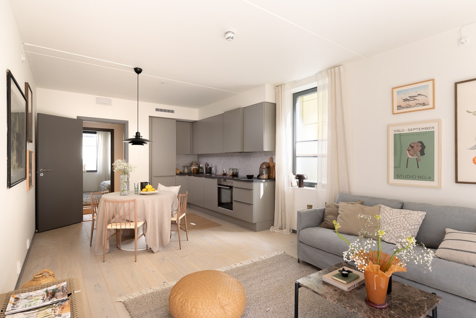 Her er det god plass til både sofagruppe og spisebord, og rommet oppleves som sosialt. Galleribilde