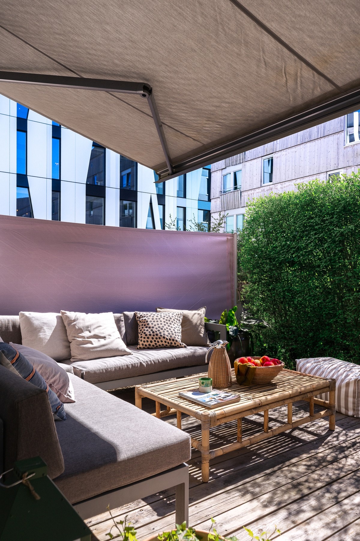 Her er det god plass til utemøbler og grill. Hekk på bildet er AI redigert for å vise frodighet på sommer. Galleribilde