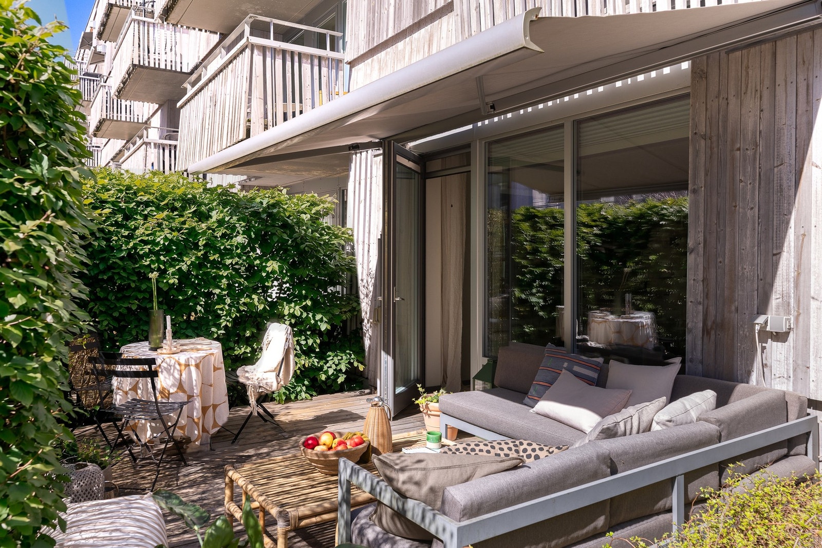 PrivatMegleren Renommé presenterer Nydalsveien 26A! Sjelden selveiet hjørneleilighet med skjermet, solrik markterrasse - rolig oase i Nydalen. Galleribilde