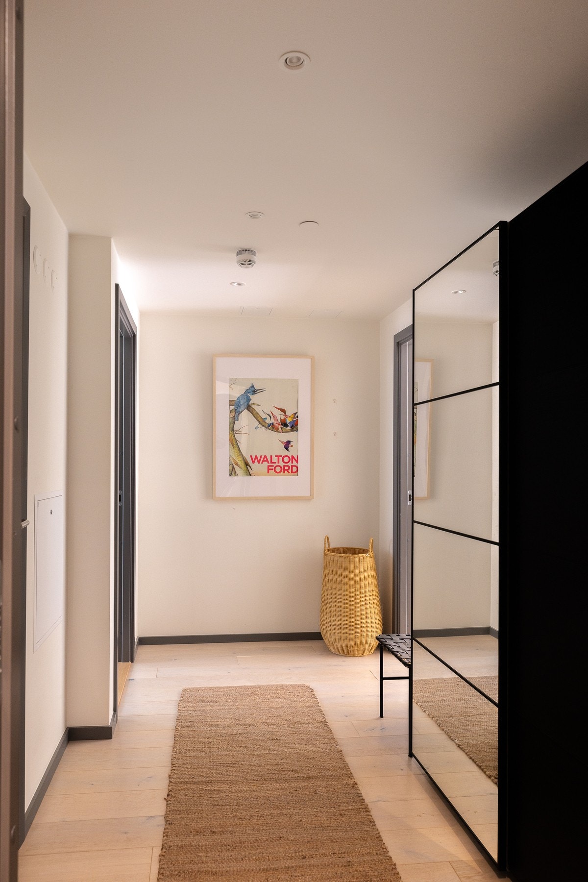 Entré med lyse overflater og garderobeskap. Galleribilde