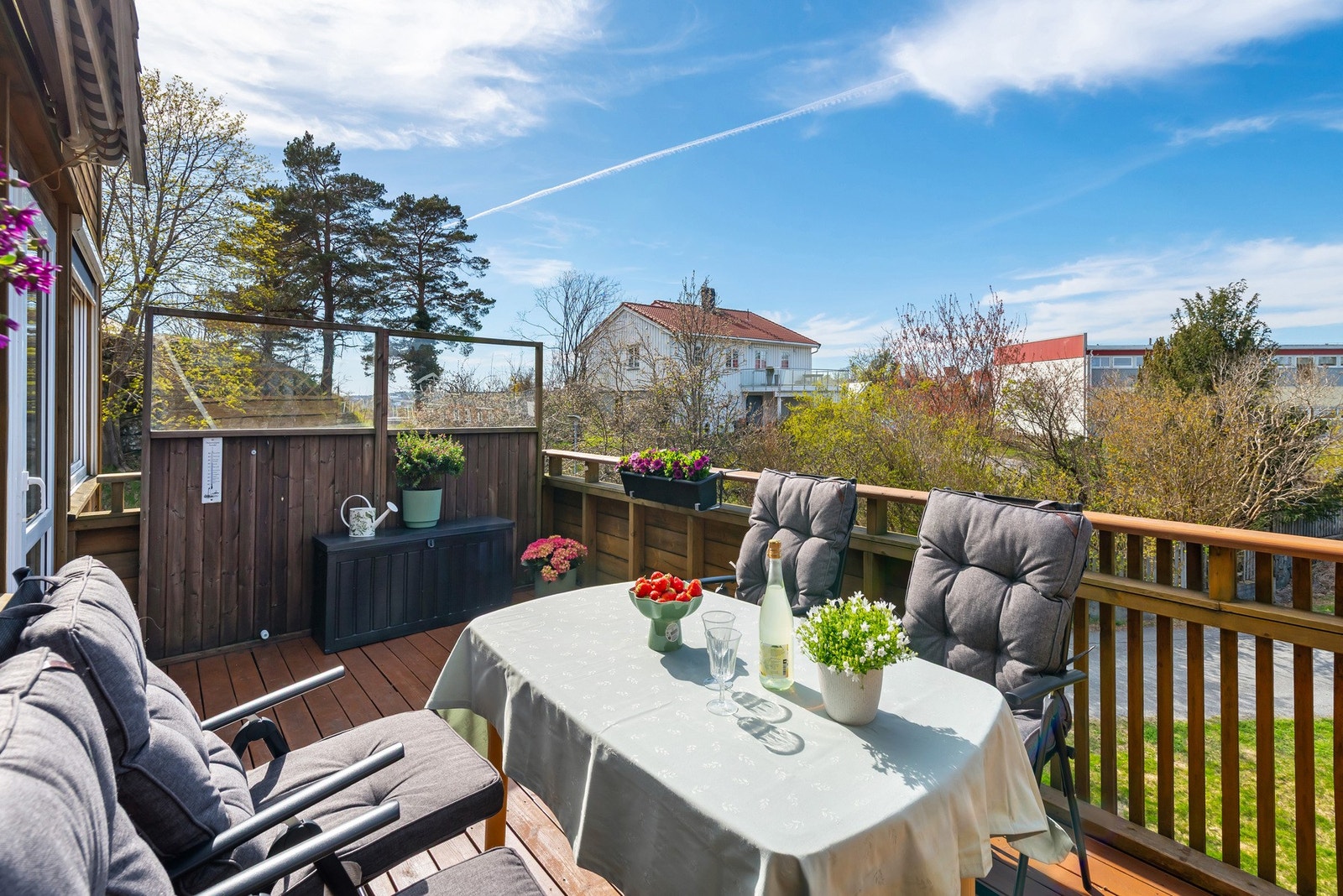 Usjenert ende terrasse med praktisk levegg, hvor det også er elektrisk terrasse markise. Galleribilde