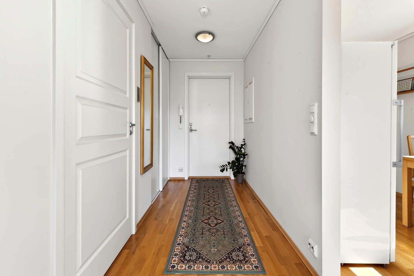 Velkommen inn, i gangen er det garderobe med skyvedørsdøsning. Galleribilde