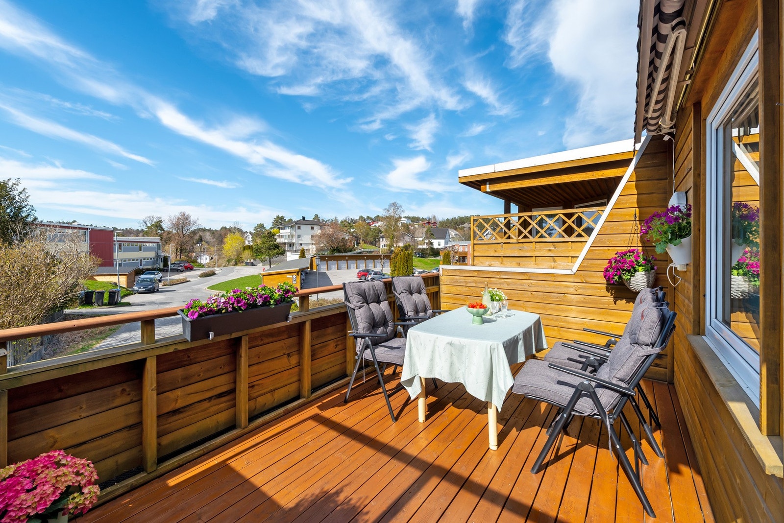 Terrassen har sol fra tidlig ettermiddag til kveld på sommerhalvåret og utsikt over tunet. Galleribilde