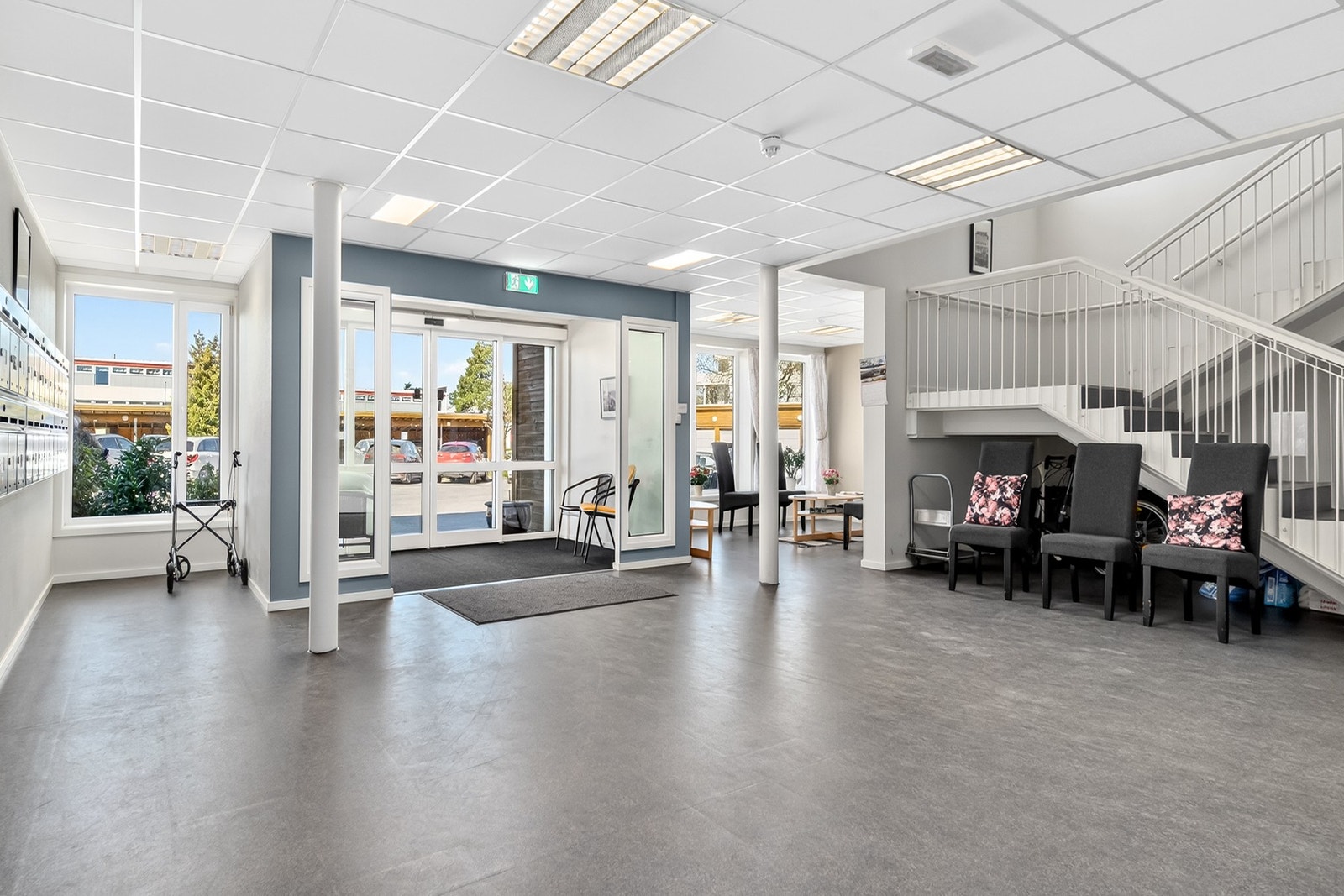Trivelig inngangsparti i bygget med postkasser plassert innendørs. Galleribilde