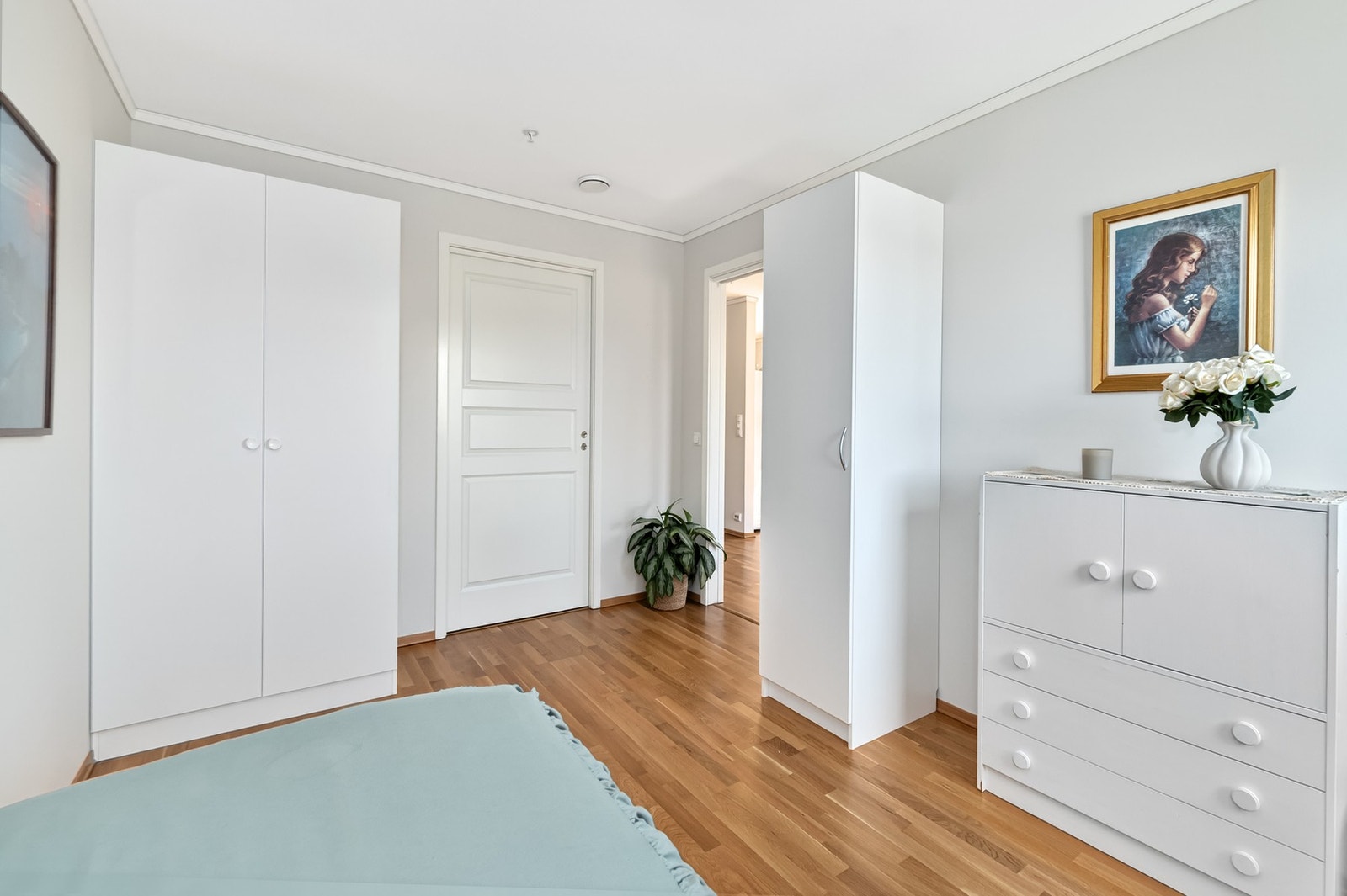 Badet har to dører, med adkomst fra både soverom og gang. Galleribilde