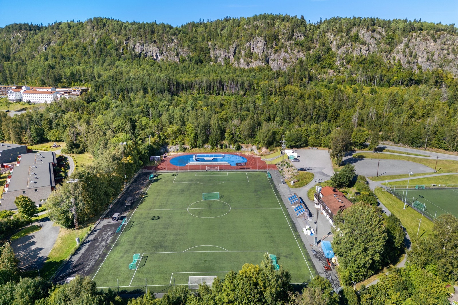 Nærområdet byr på lokalt idrettsanlegg på Gommerud og herlige turveier innover i Eineåsen Galleribilde