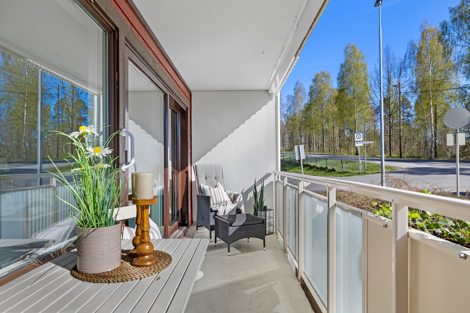 Den overbygde balkongen har fin plass for møblering Galleribilde