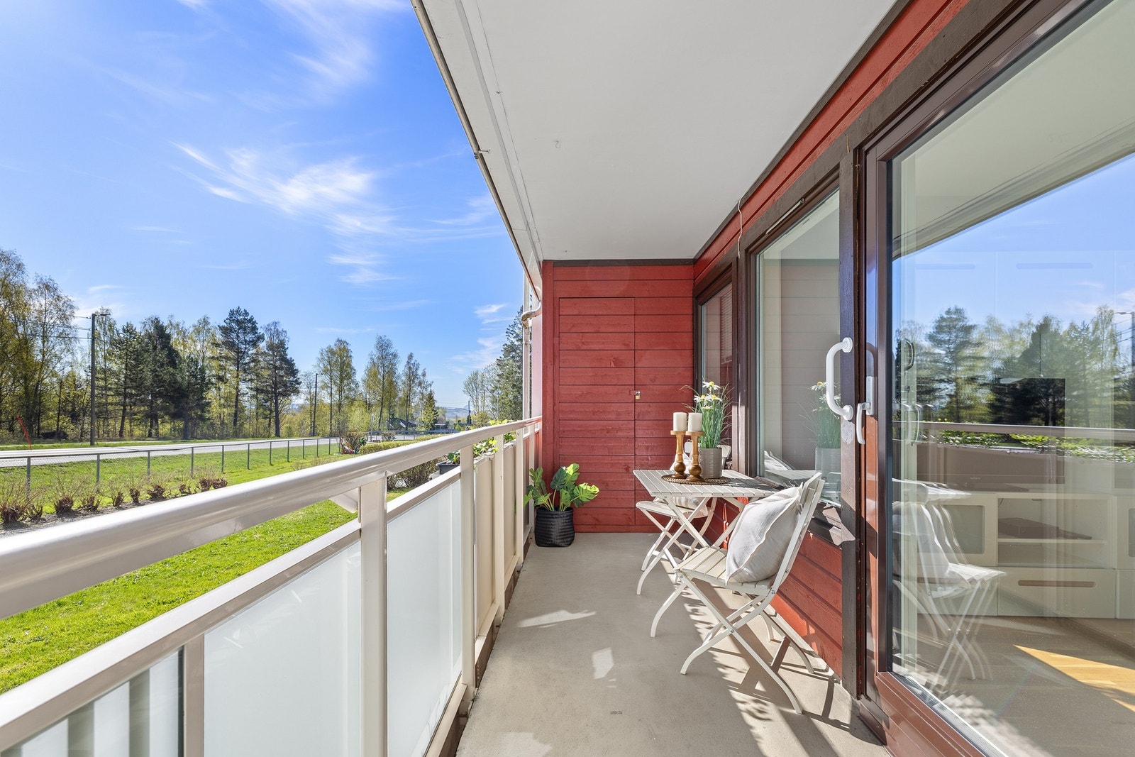 Balkongen gir tilgang til lagring i en utvendig bod på 2 m². Det er i tillegg er kjellerbod på 1 kvm. Galleribilde