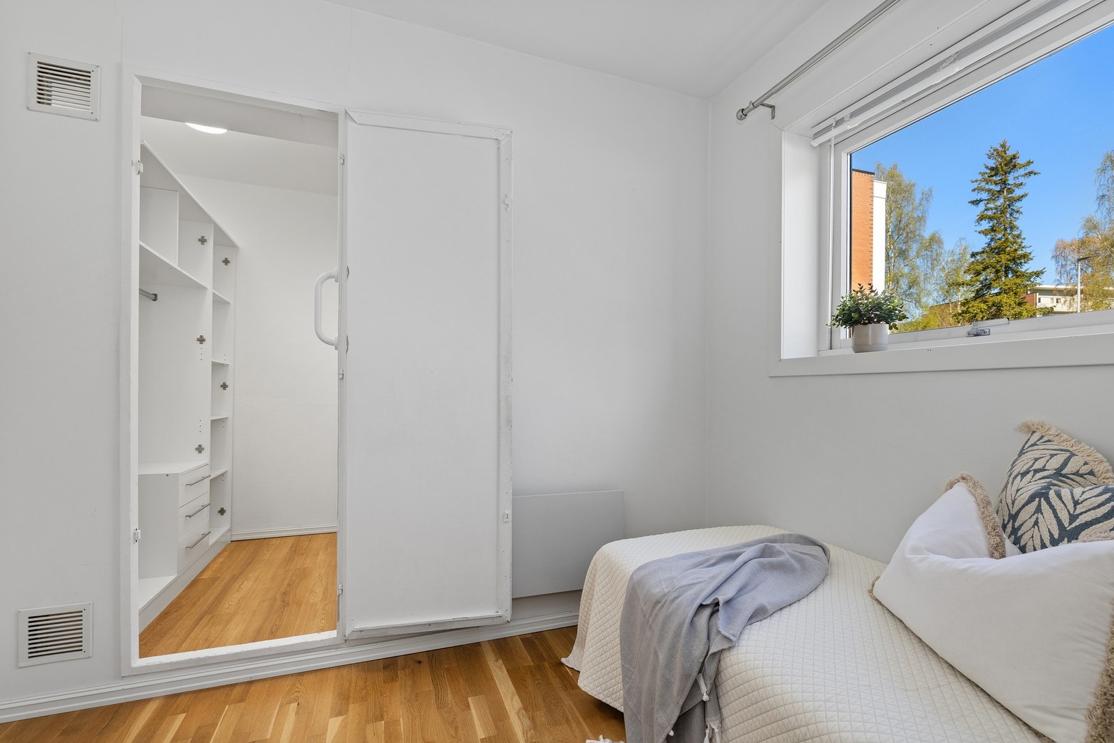 Bodrommet fungerer i dag som et praktisk walk in closet innredet med hyller, skuffer og klesoppheng Galleribilde