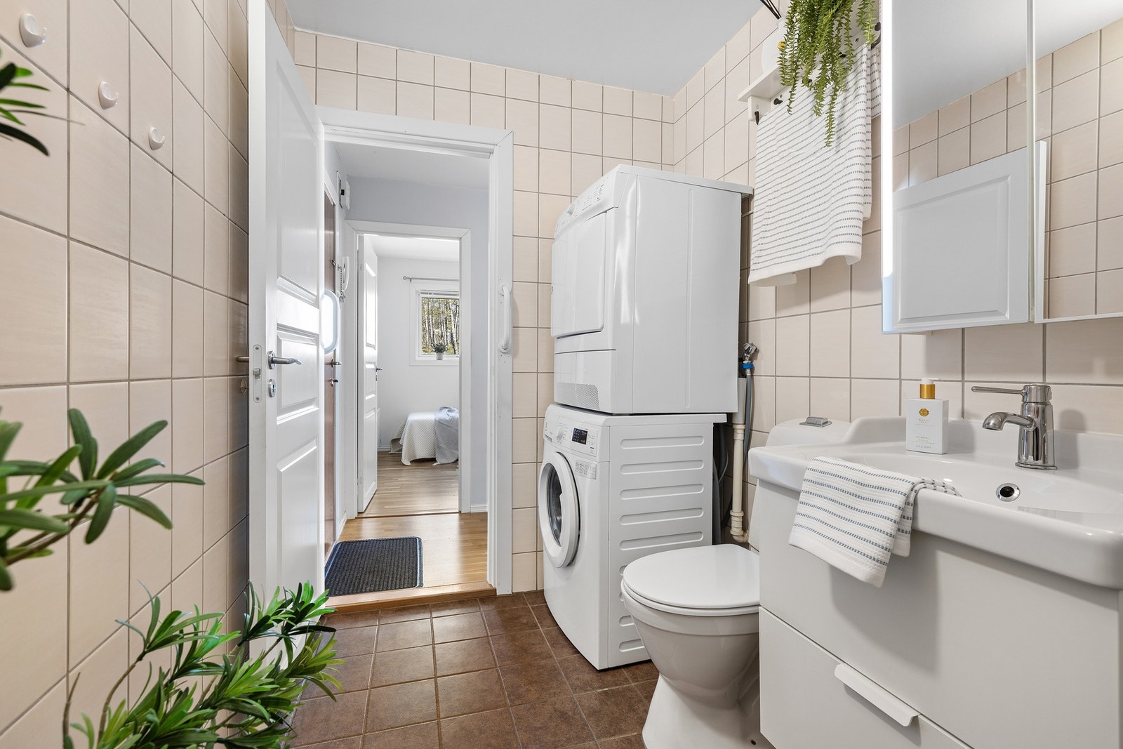 Badet har toalett, dusjplass m/glassdører, servant m/innredning og varmekabler i gulv. Det er lagt flis på flis i 2015 Galleribilde