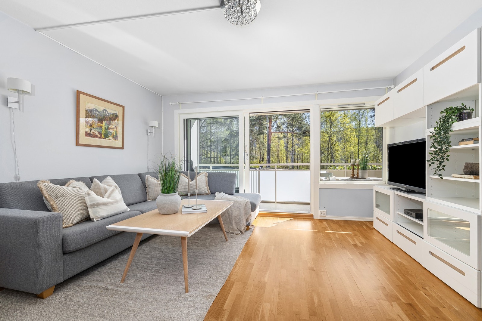 Stuen har utgang via skyvedør ny 2020 til en østvendt balkong på 8 kvm. med bod Galleribilde