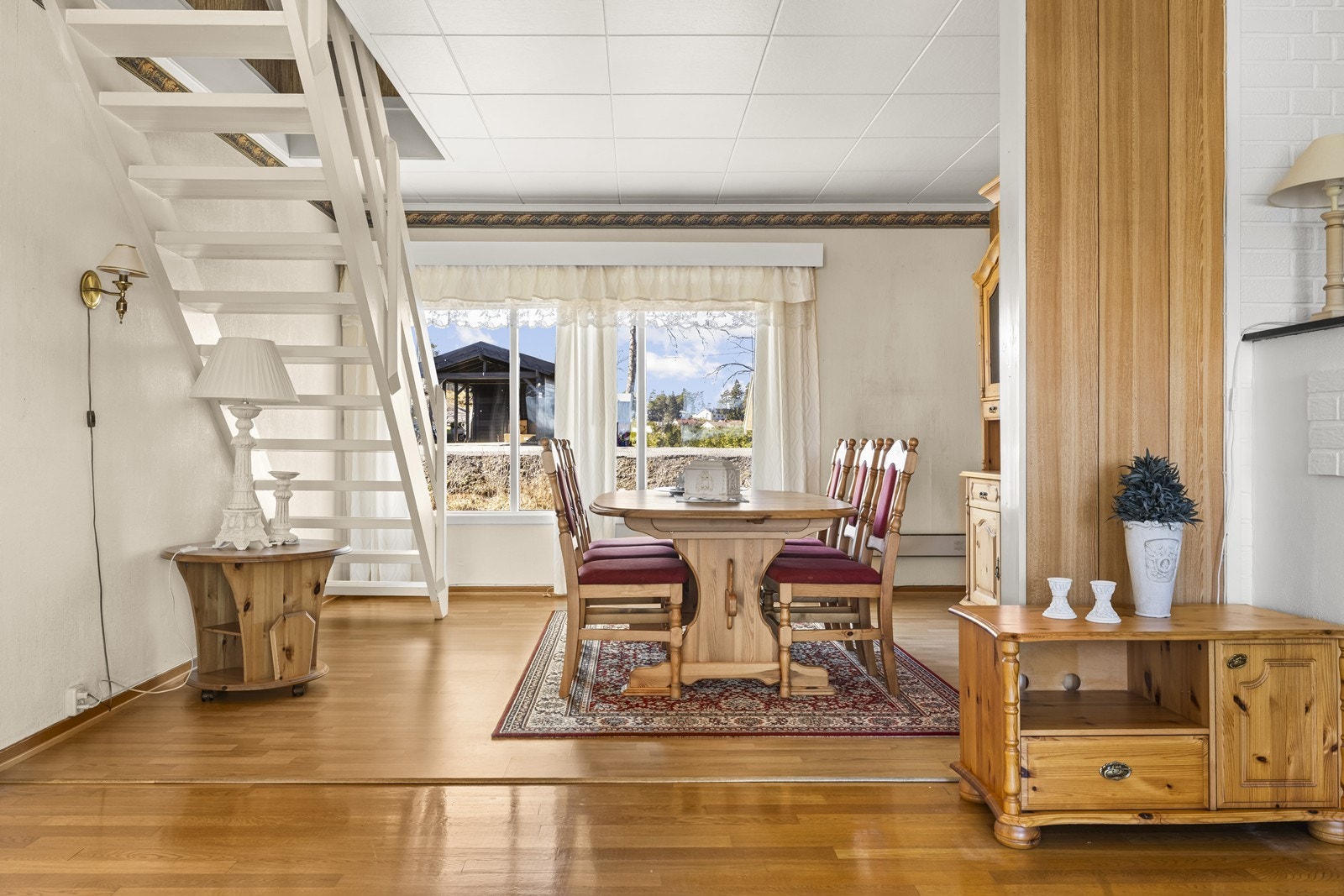 Spisestuen har god plass til et langbord for større sammenkomster. Galleribilde
