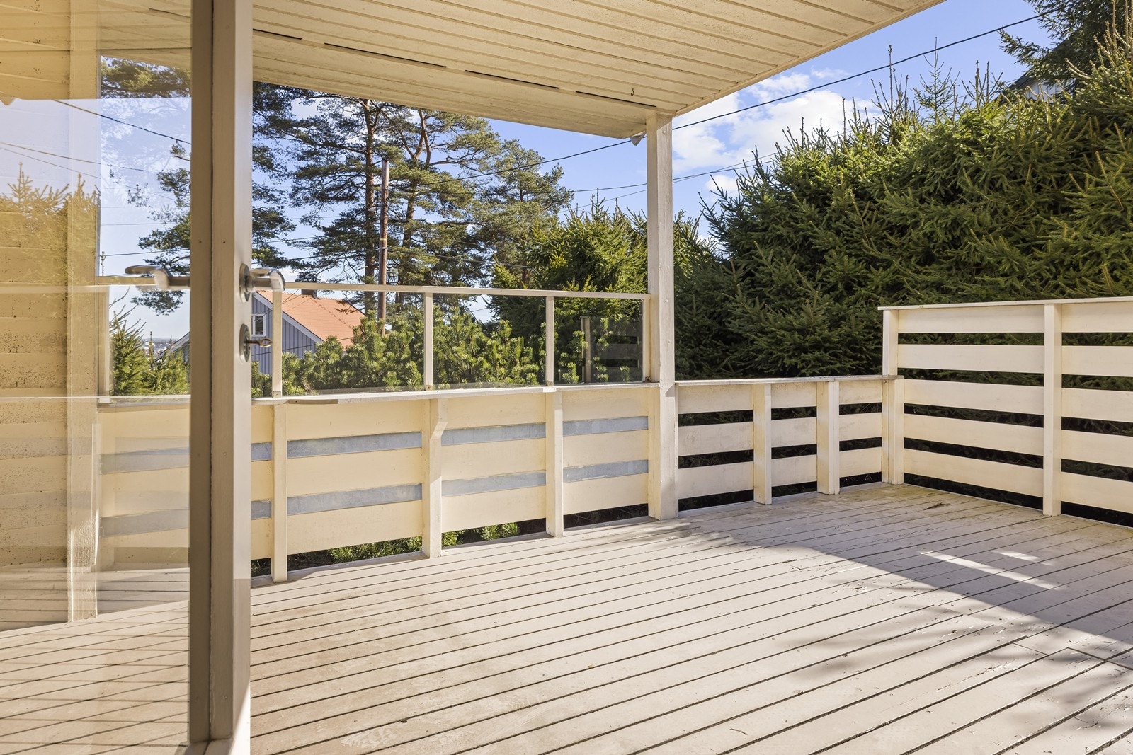 Den delvis overbygde terrassen på 16 m² er et lunt og privat uterom. Galleribilde