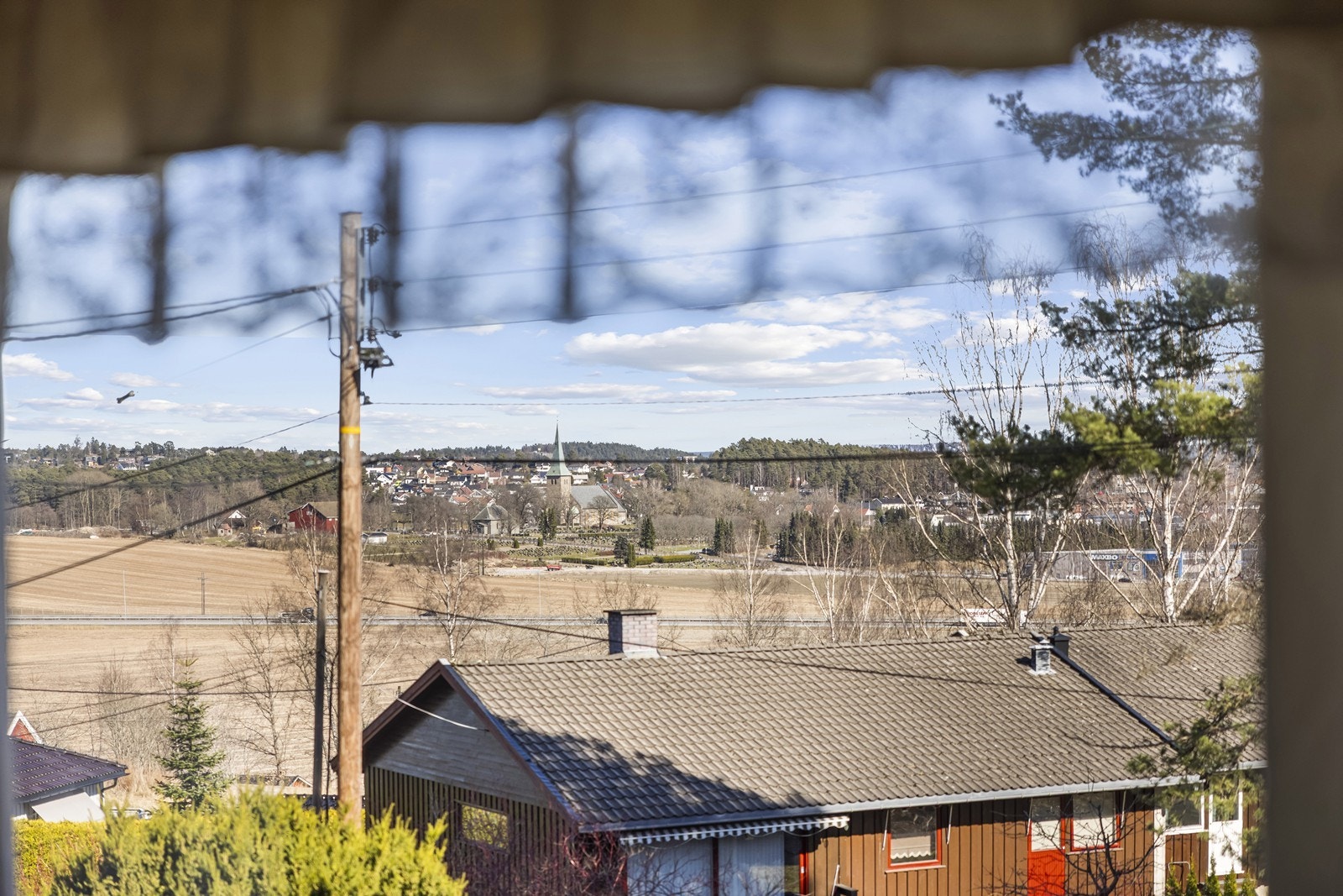 Utsikt mot landskapet rundt Grålum mot Tune Kirke og omegn. Galleribilde