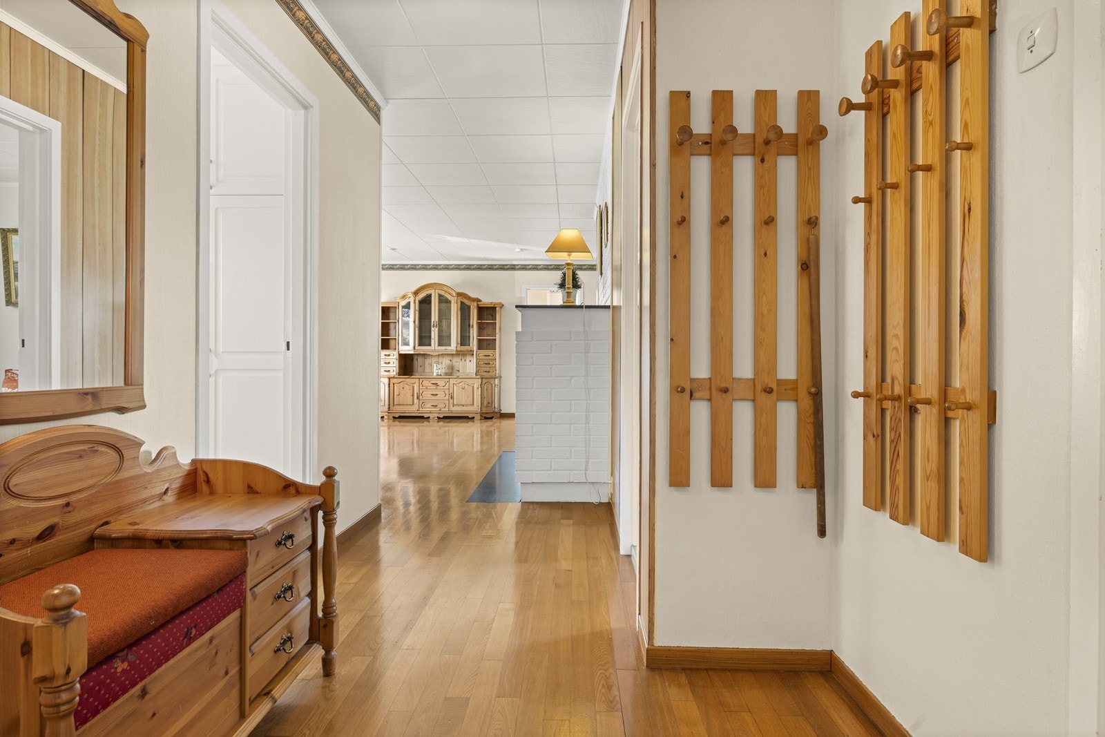 Fra entréen åpner boligen seg opp inn mot stuen. I mellomgangen er det plass til entré-møbler og klesoppheng. Galleribilde