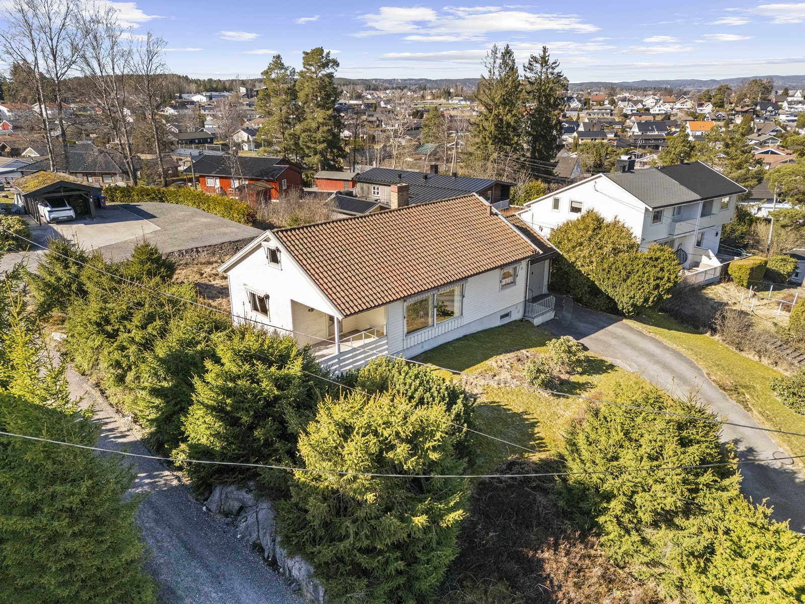 En oversikt som viser boligens plassering på den grønne og frodige tomten. Galleribilde