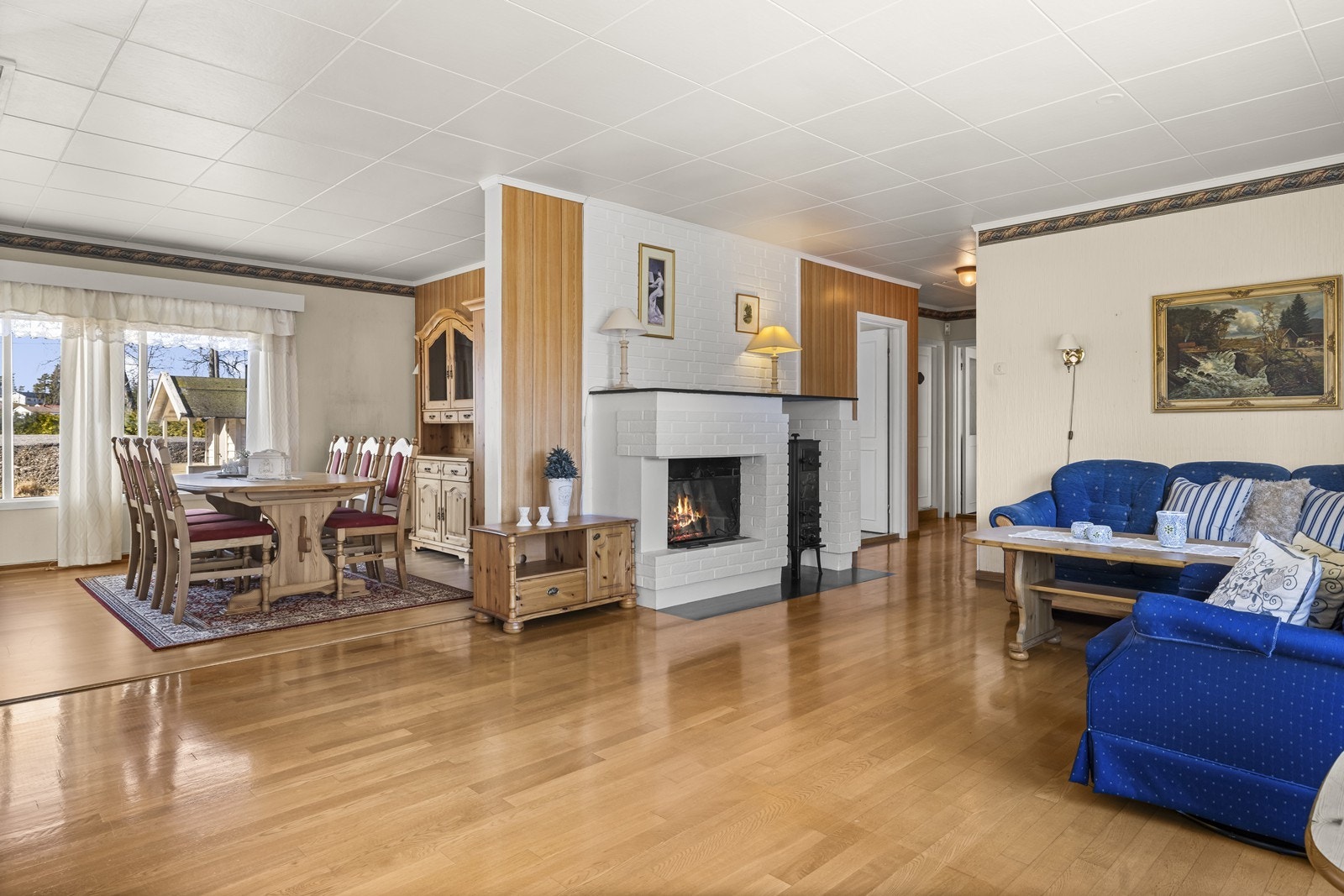 Stuen og spisestuen henger sammen og skaper en åpen og sosial sone for hele familien. Galleribilde