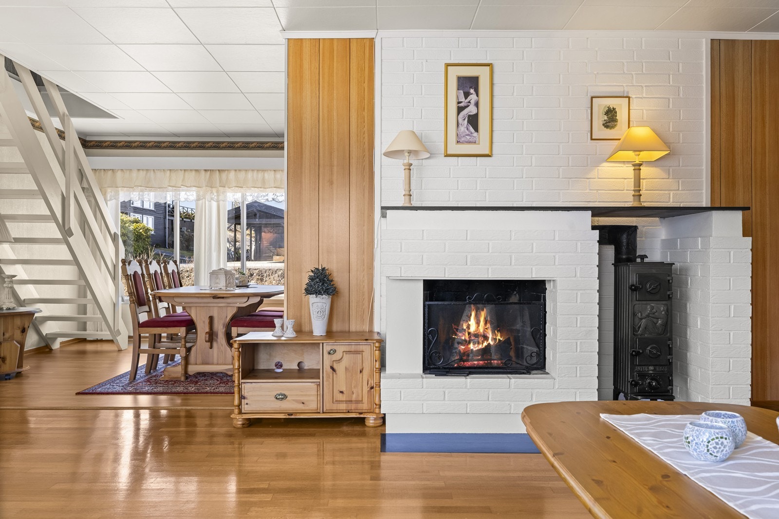 Store vindusflater er gjennomgående både for stue og spisestue. Galleribilde