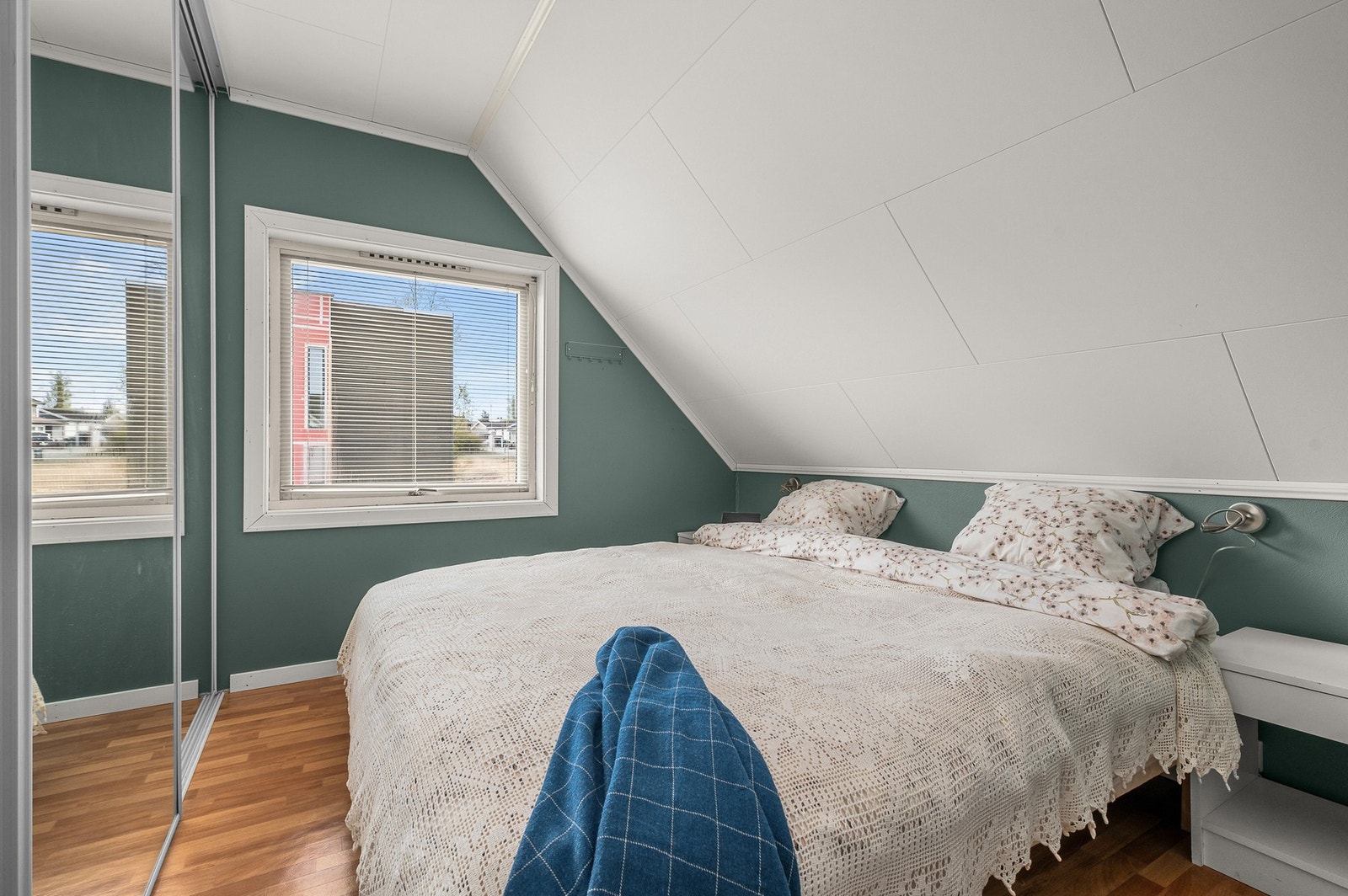 Soverom med skyvedørsgarderobe som gir mye lagringsplass Galleribilde