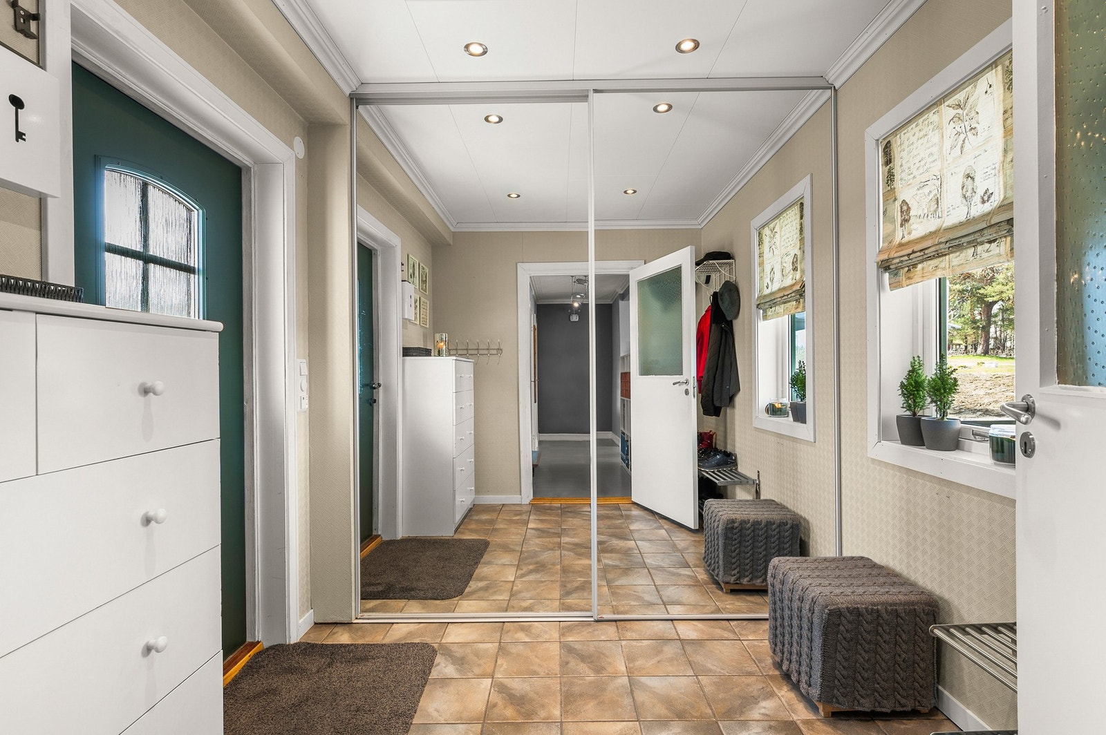 Entrè med skyvedørsgarderobe og gode lagringsmuligheter for ytterklær Galleribilde
