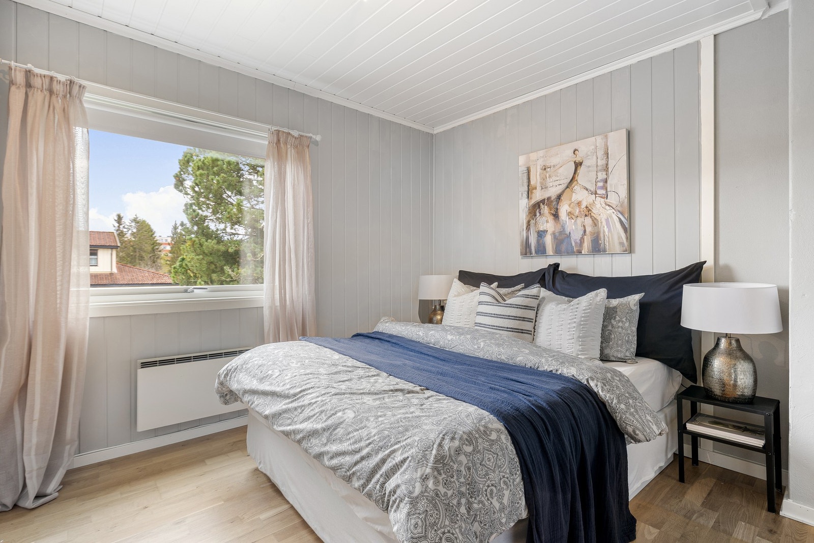 Hovedsoverom på 12 kvm med god plass til dobbeltseng og nattbord på hver side av sengen. Galleribilde