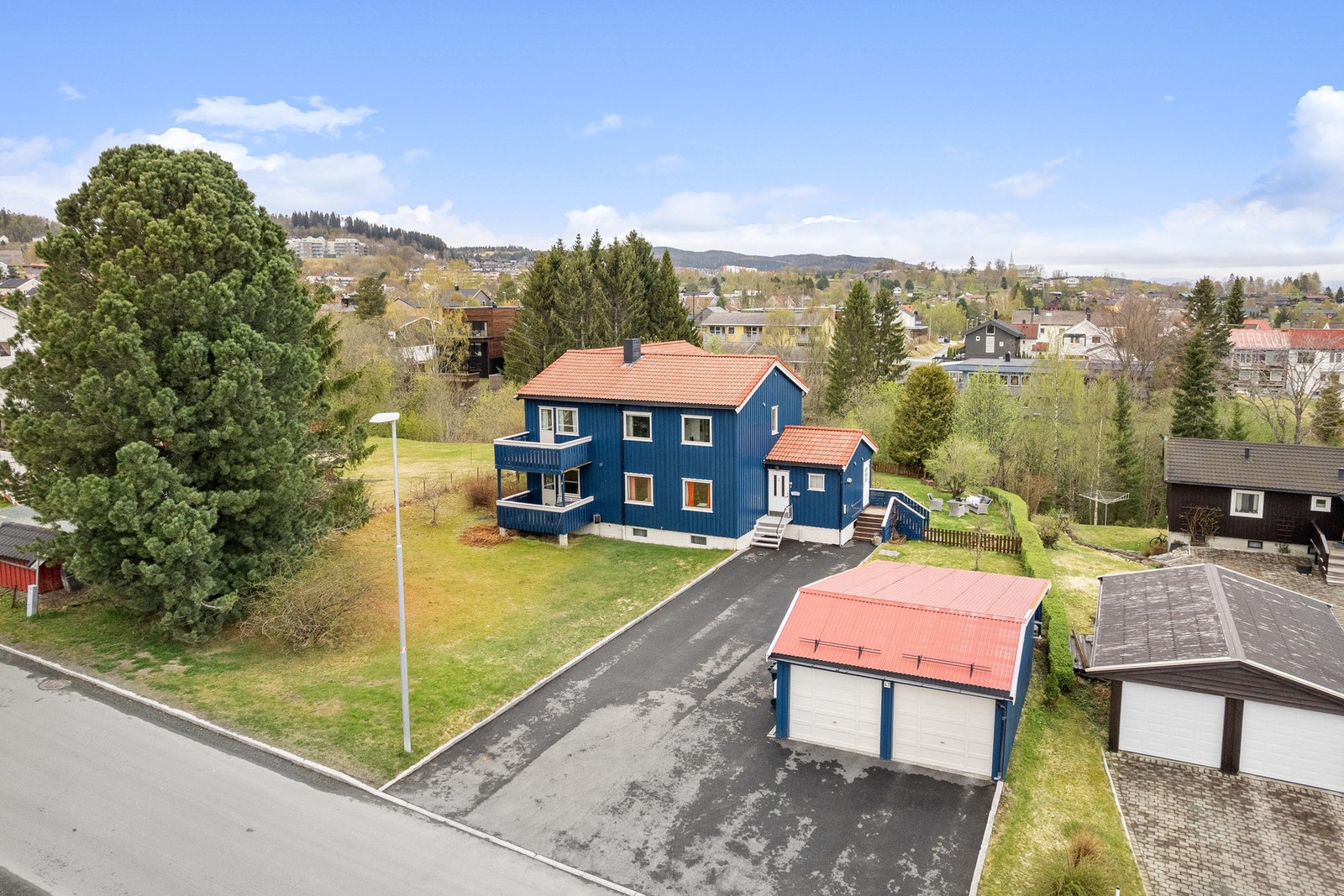 Seksjonen disponerer en garasjeplass i felles dobbelgarasje med elbil lader. Galleribilde