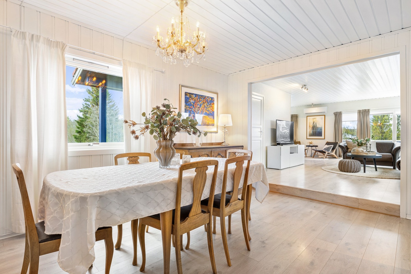 Spisestuen er naturlig tilknyttet stuen og danner en sosial sone som egner seg godt for middager, selskap og hyggelige sammenkomster. Galleribilde