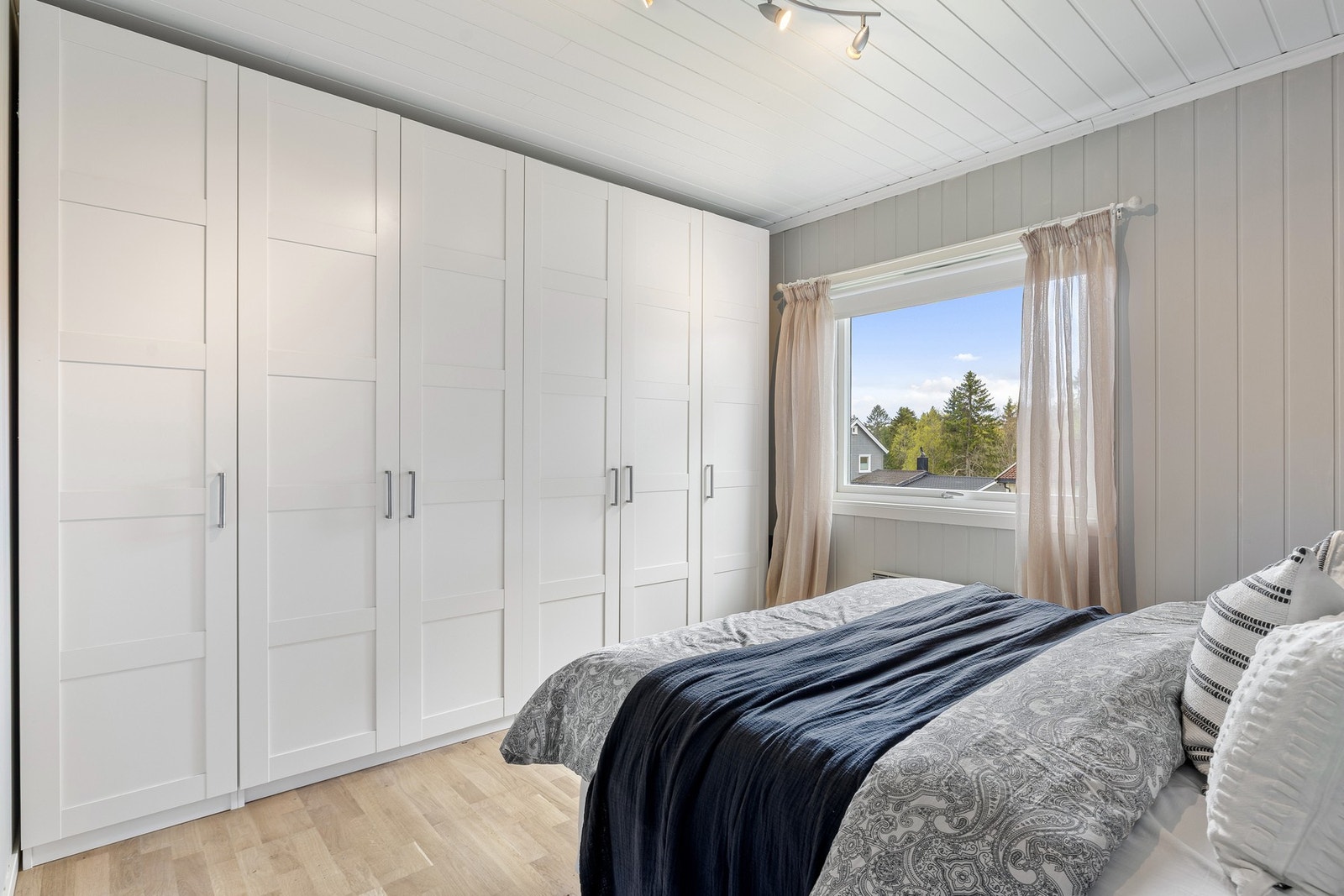 God plass til oppbevaring i garderobeskap. Galleribilde