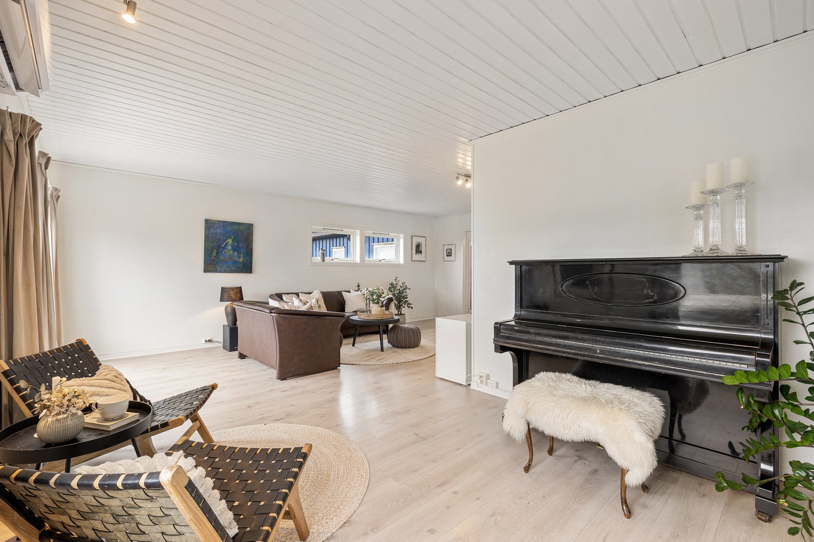 Innvendig er det lyst og fint laminat på gulv som gir en naturlig og rolig følelse. Galleribilde