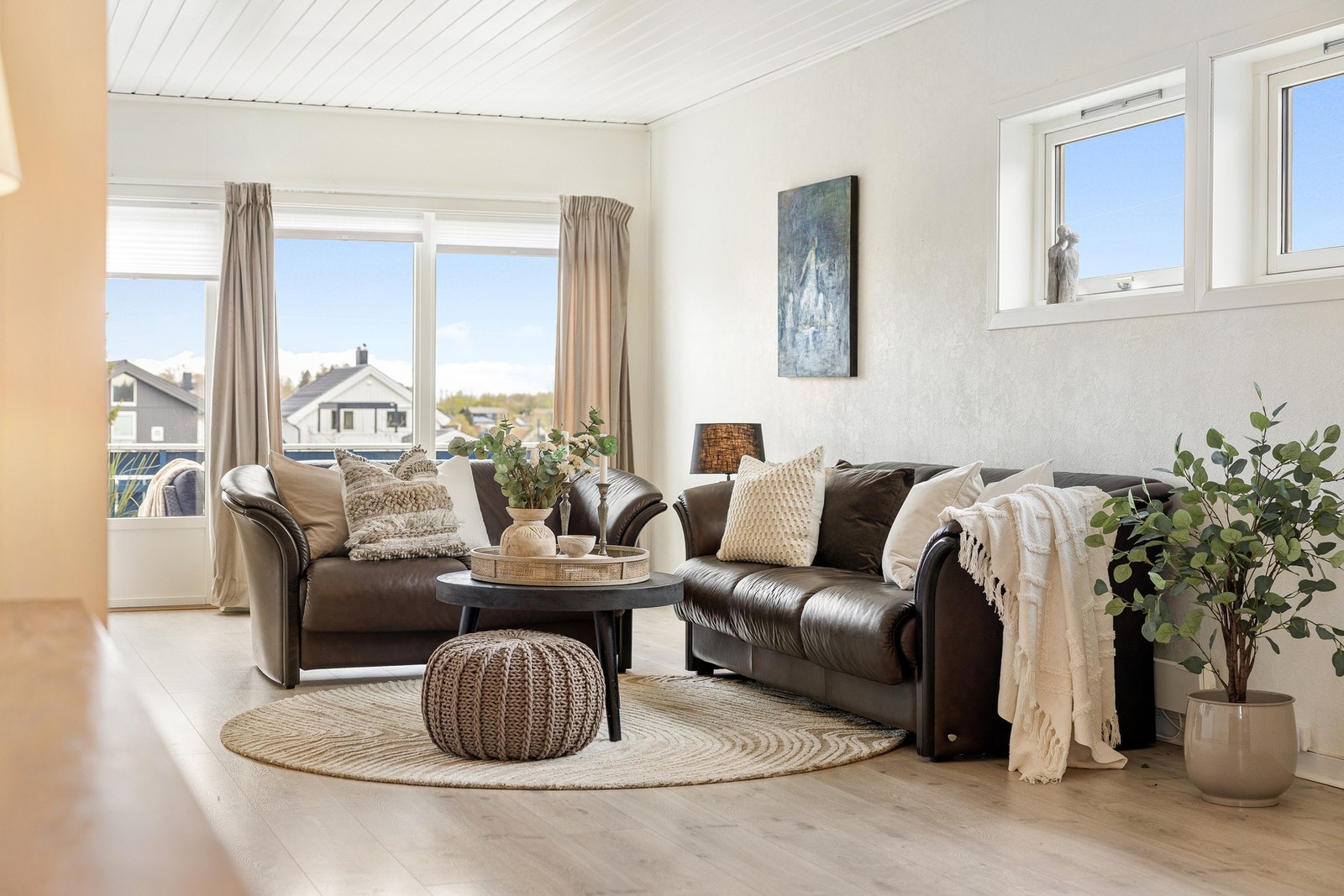 Store vindusflater sørger for rikelig med naturlig lys. Boligen har en kombinasjon av 2- og 3-lags isolerglass. Galleribilde